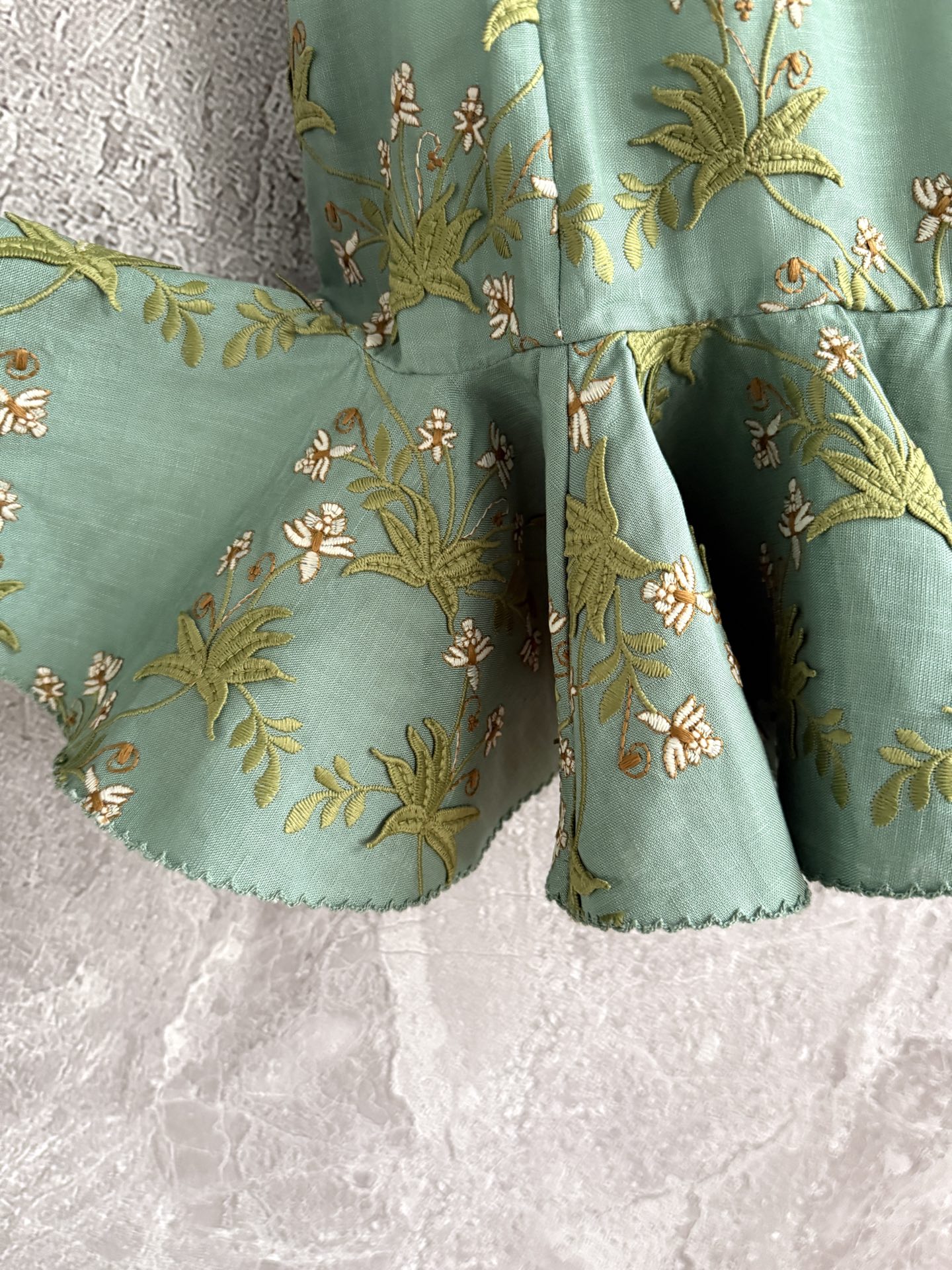 现货‼️‼️🛒款号414/花野刺绣连衣裙✨全身立体贴花工艺，超重磅精致，肩带上也是绣花，亚麻材质舒适又很