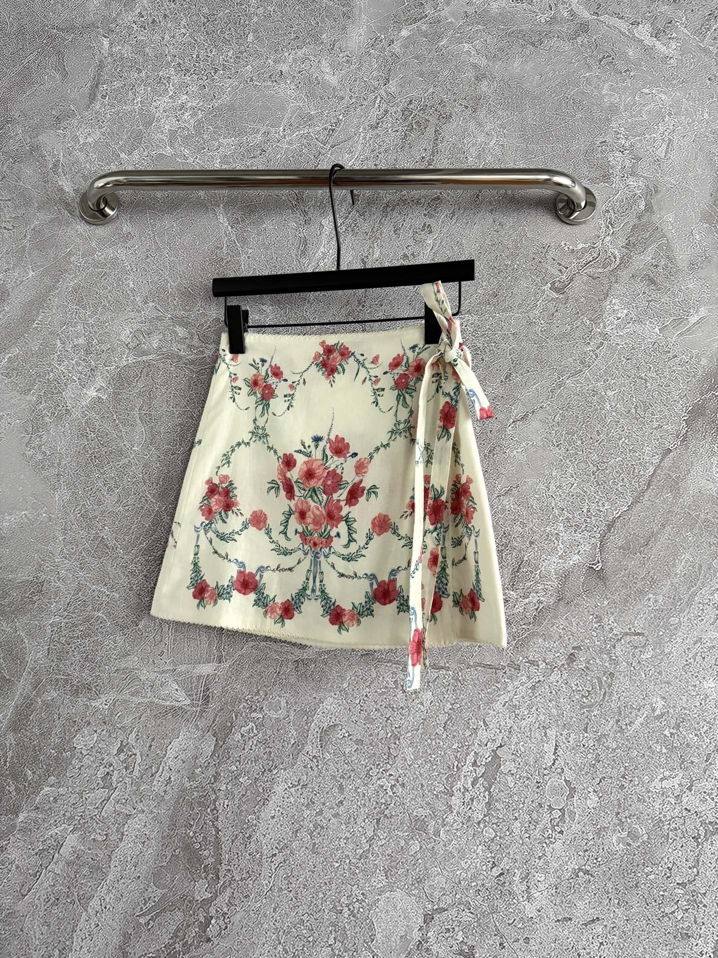 现货‼️‼️/簇状花影半裙✨一片式印花系带打结半身裙，腰间有两个纽扣固定，是围裹式的可以自己调节想要的尺