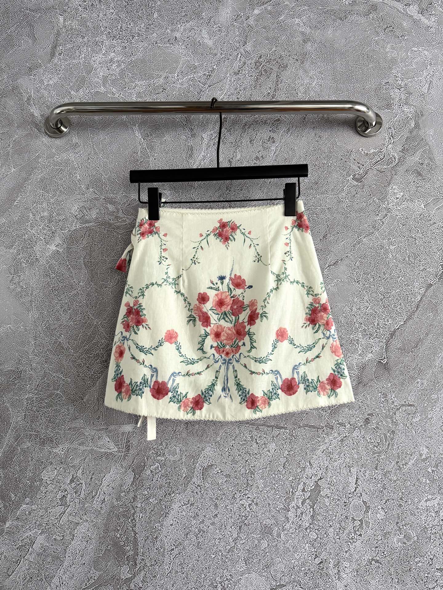 现货‼️‼️/簇状花影半裙✨一片式印花系带打结半身裙，腰间有两个纽扣固定，是围裹式的可以自己调节想要的尺