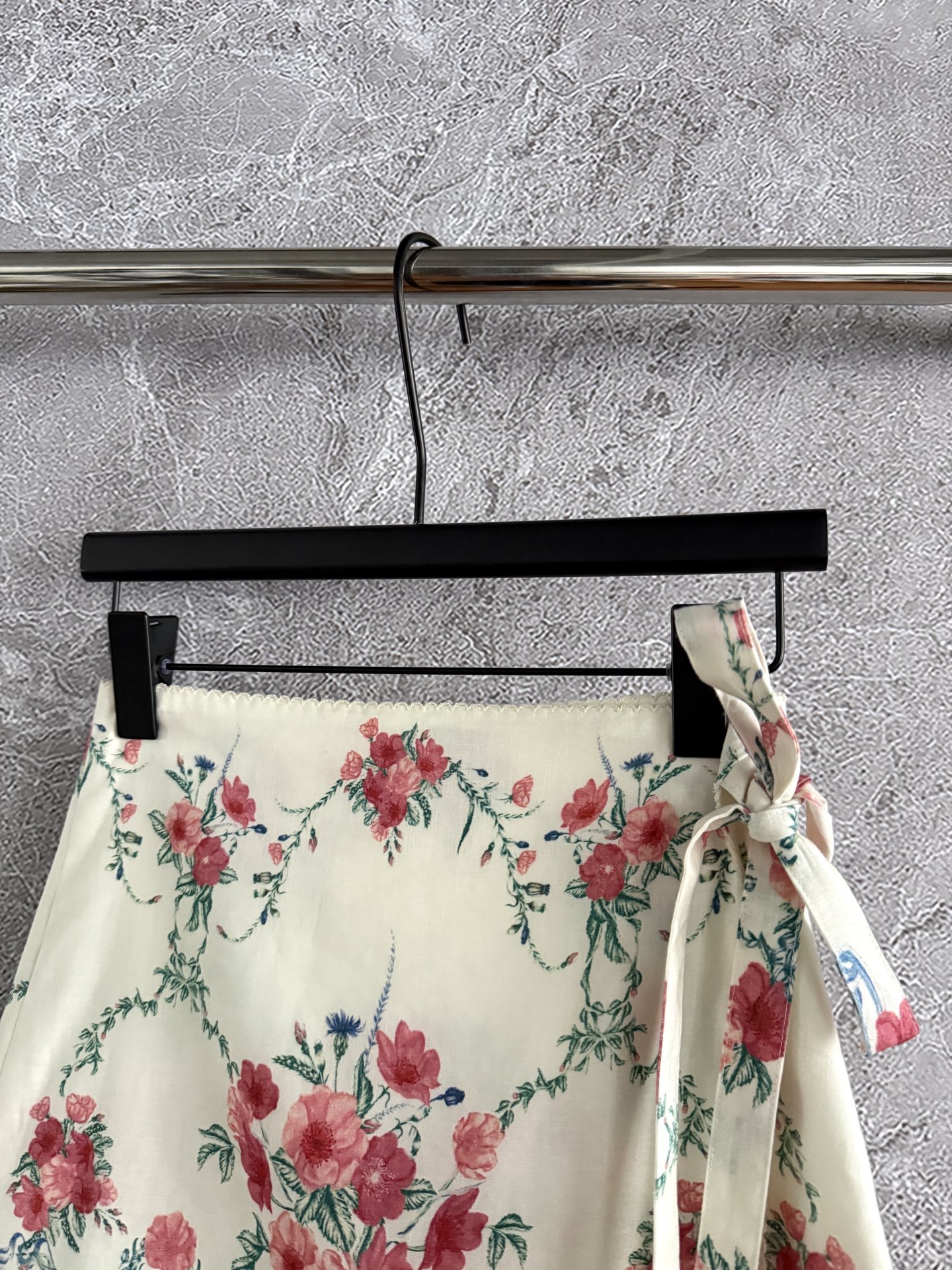 现货‼️‼️/簇状花影半裙✨一片式印花系带打结半身裙，腰间有两个纽扣固定，是围裹式的可以自己调节想要的尺