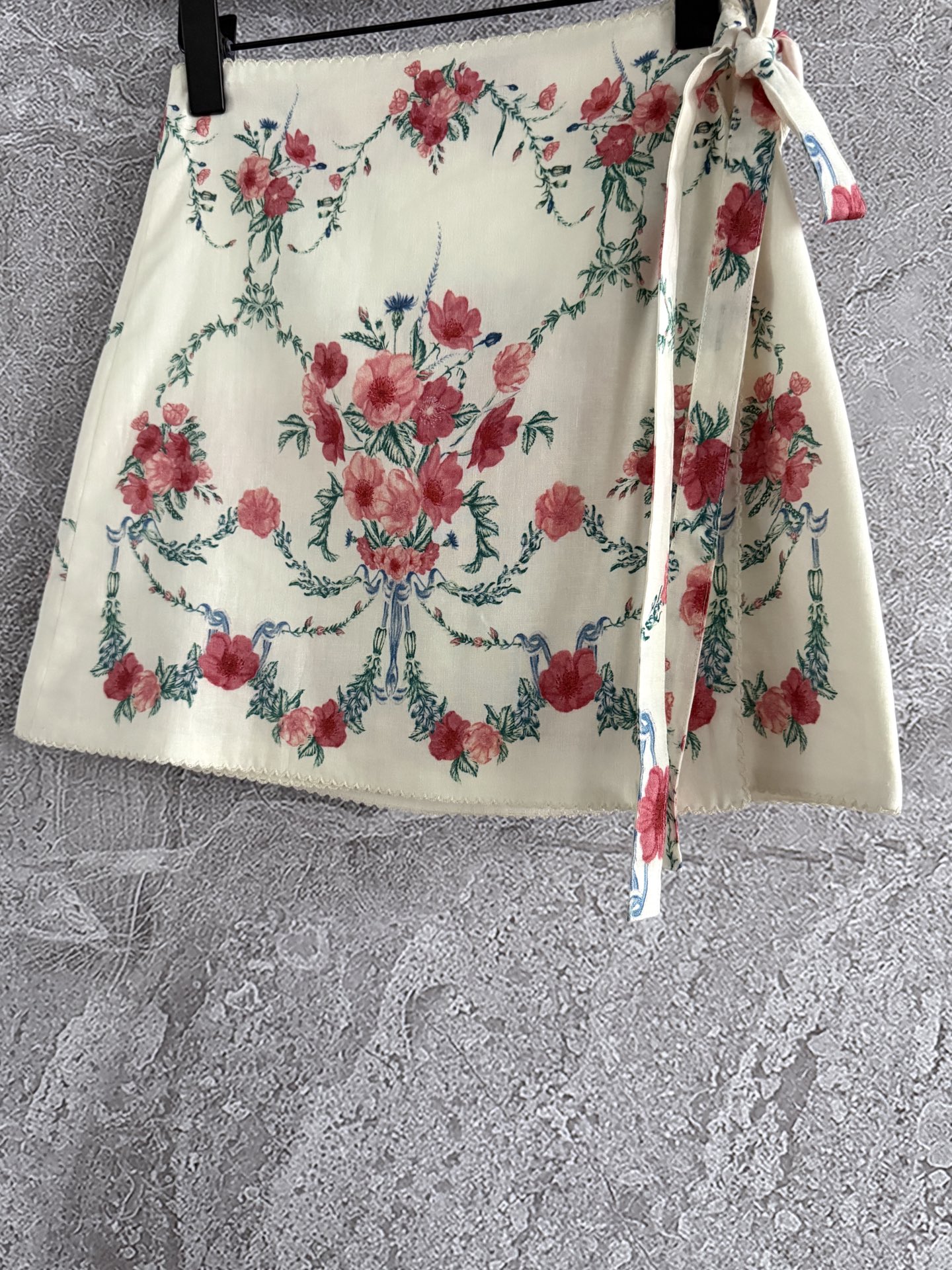 现货‼️‼️/簇状花影半裙✨一片式印花系带打结半身裙，腰间有两个纽扣固定，是围裹式的可以自己调节想要的尺