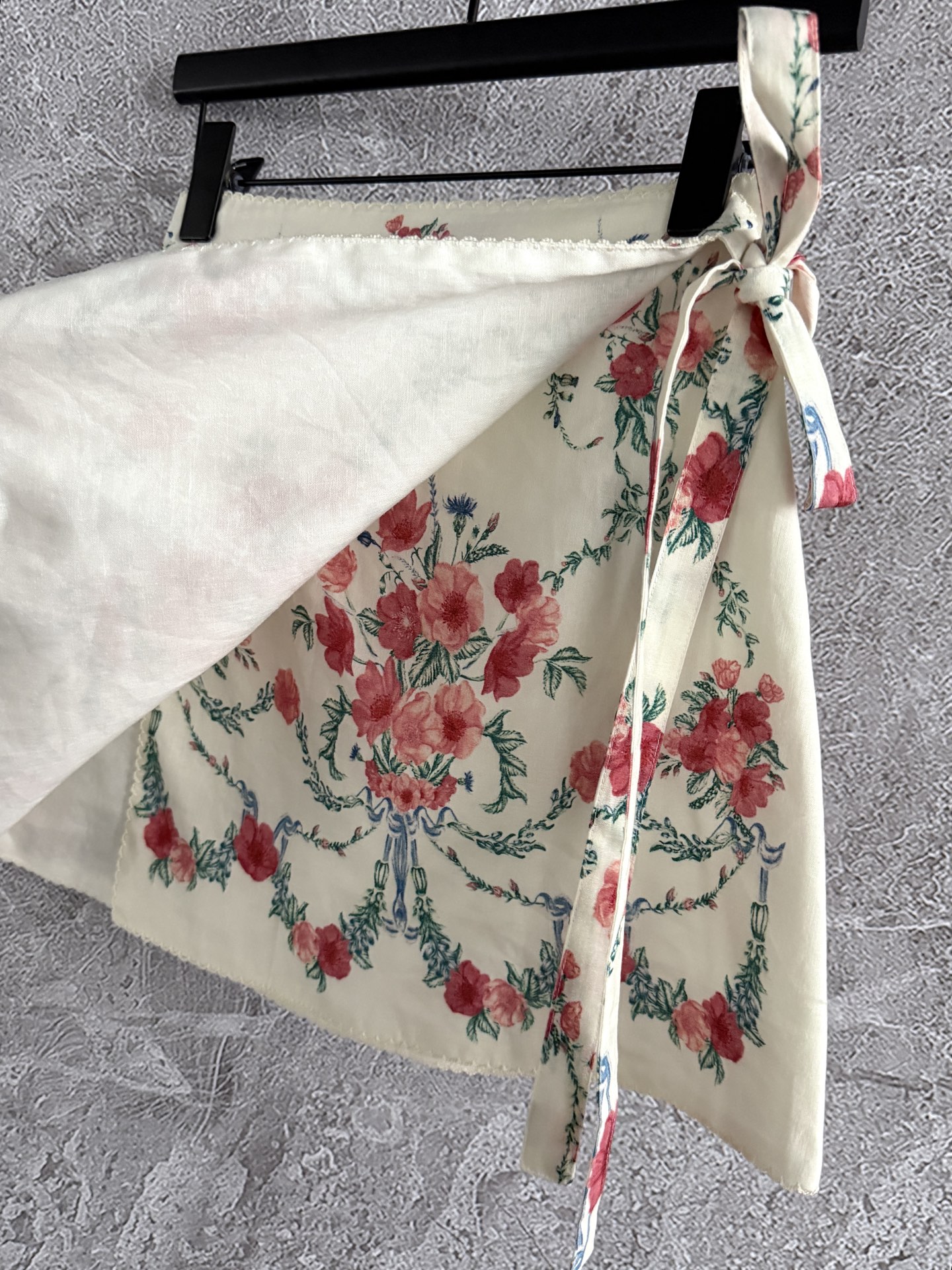 现货‼️‼️/簇状花影半裙✨一片式印花系带打结半身裙，腰间有两个纽扣固定，是围裹式的可以自己调节想要的尺