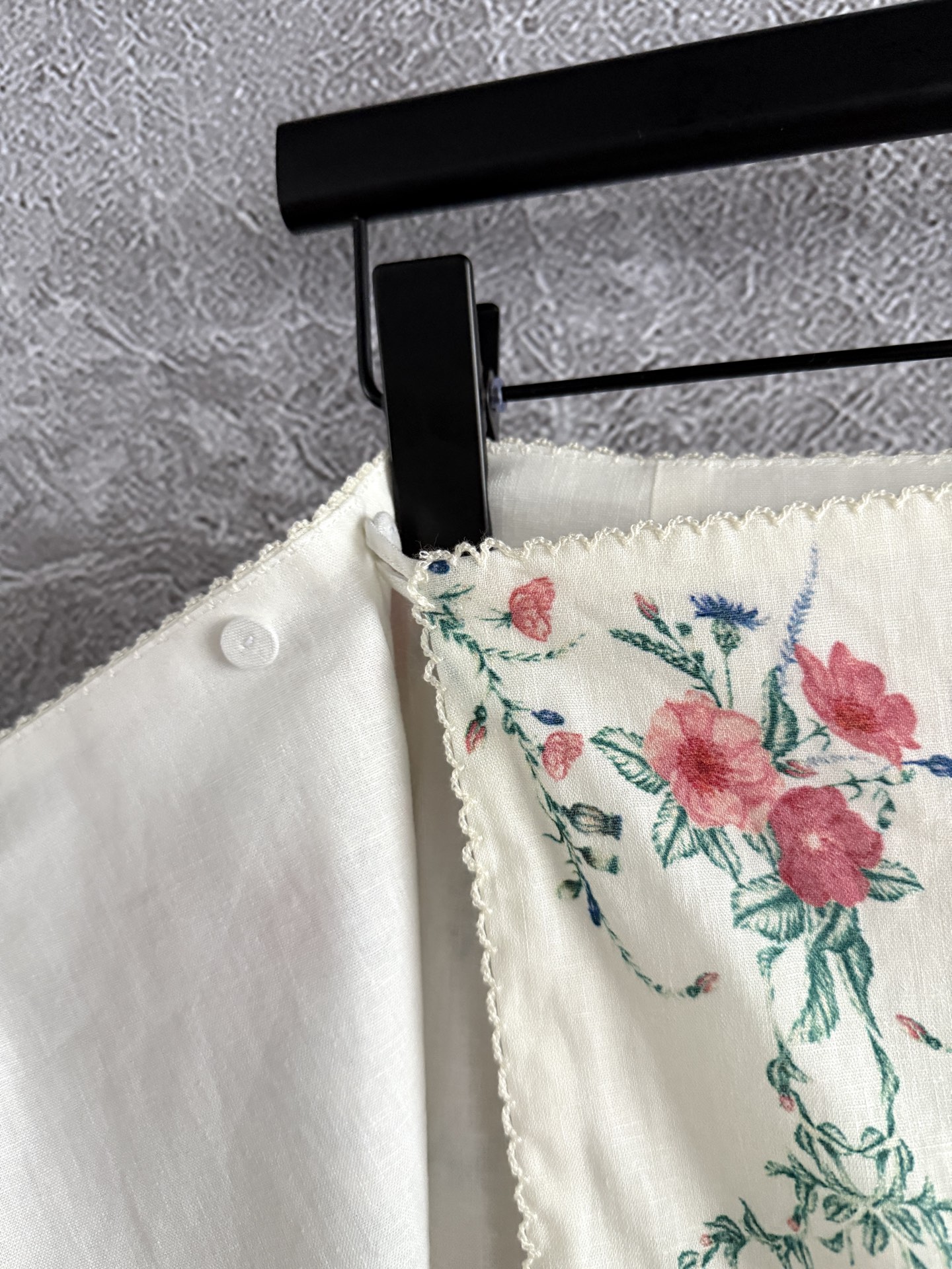 现货‼️‼️/簇状花影半裙✨一片式印花系带打结半身裙，腰间有两个纽扣固定，是围裹式的可以自己调节想要的尺