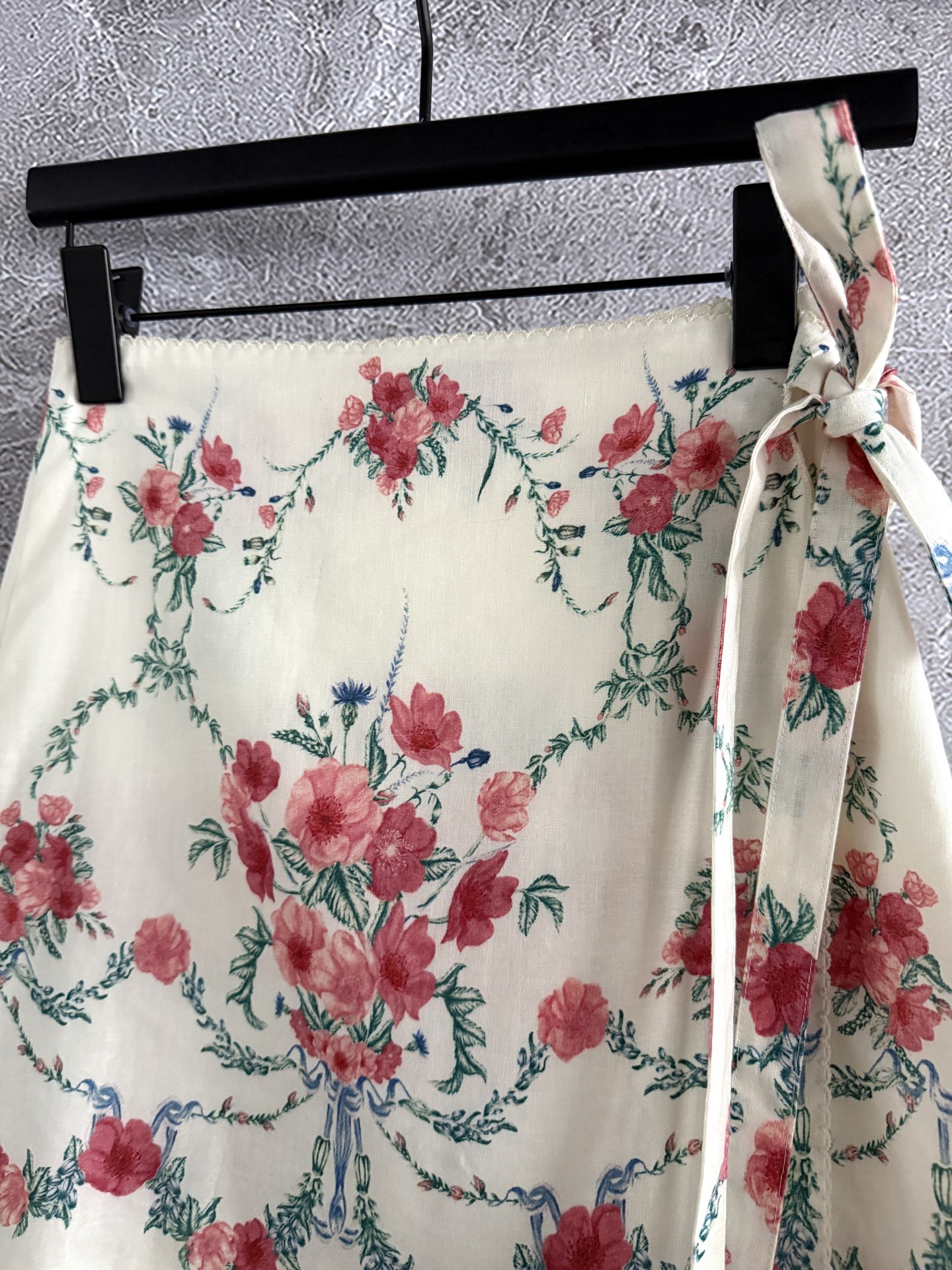 现货‼️‼️/簇状花影半裙✨一片式印花系带打结半身裙，腰间有两个纽扣固定，是围裹式的可以自己调节想要的尺