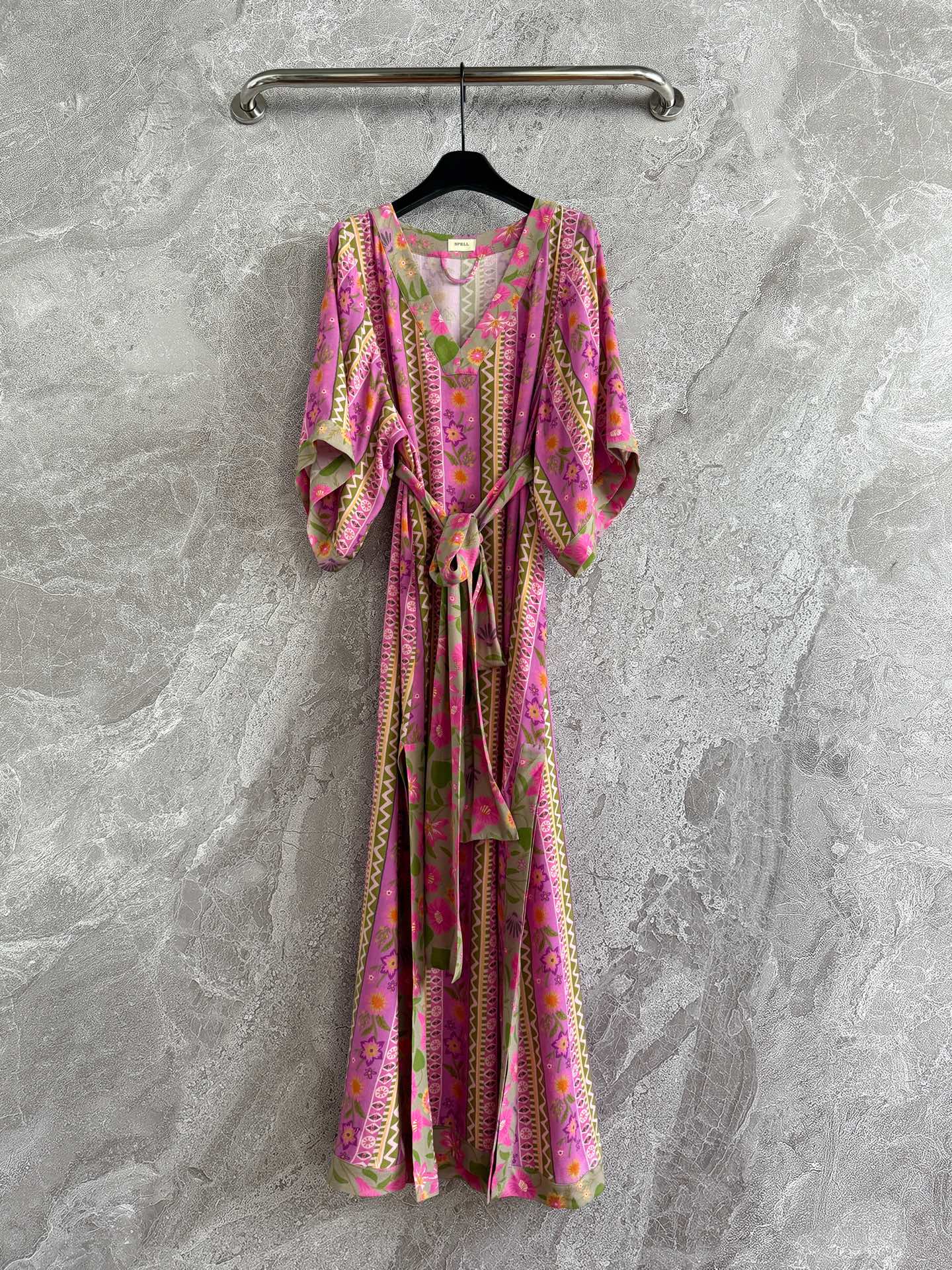 现货‼️‼️🛒款号41/波普绑带连衣裙✨全身定位印花，充满波西米亚、复古和艺术气息，很有假日氛围感，以鲜