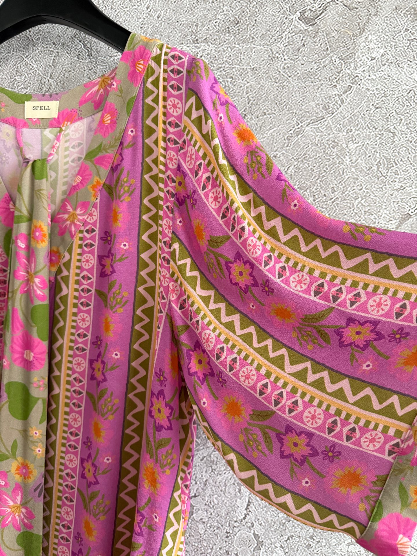 现货‼️‼️🛒款号41/波普绑带连衣裙✨全身定位印花，充满波西米亚、复古和艺术气息，很有假日氛围感，以鲜