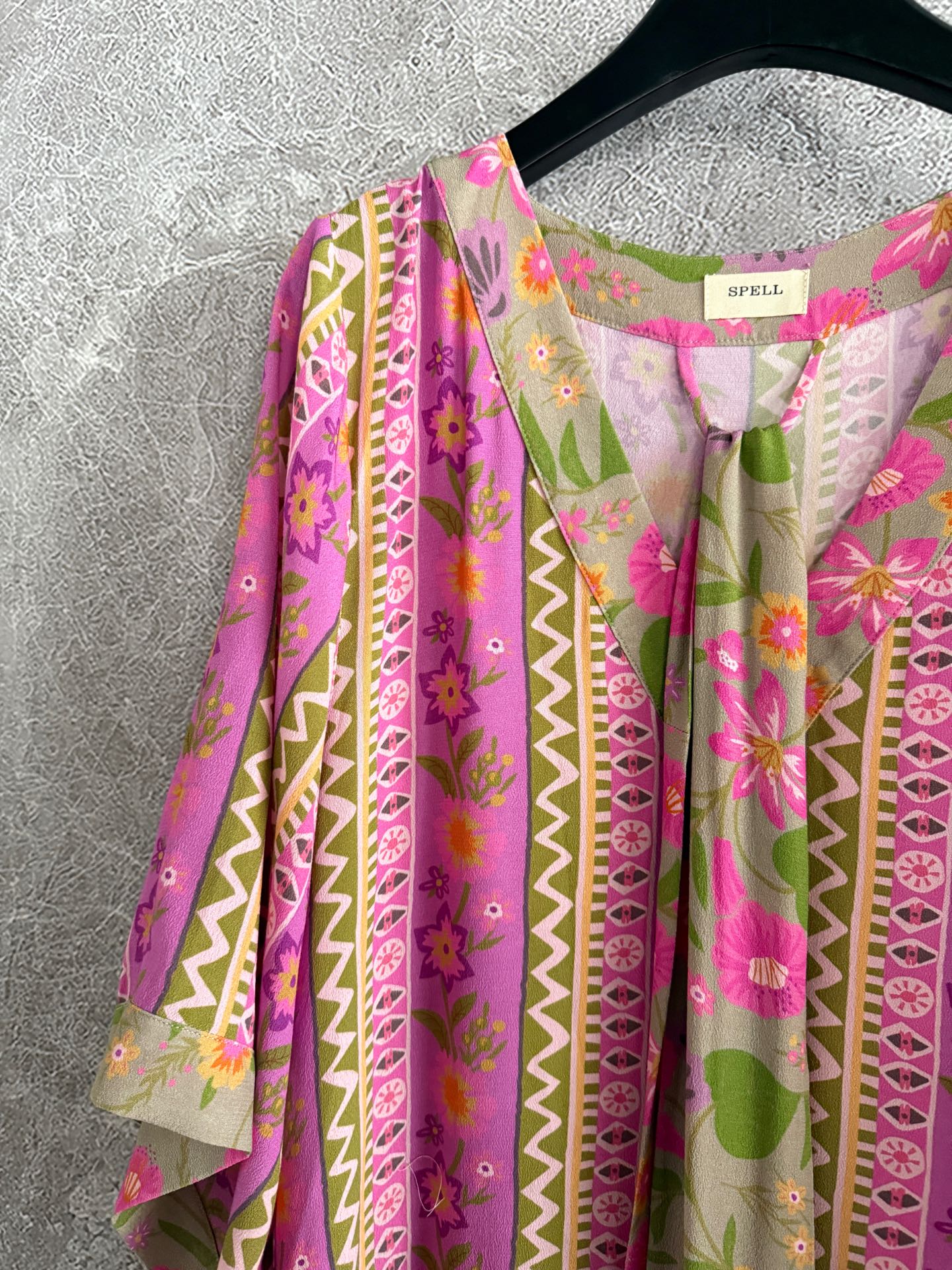 现货‼️‼️🛒款号41/波普绑带连衣裙✨全身定位印花，充满波西米亚、复古和艺术气息，很有假日氛围感，以鲜