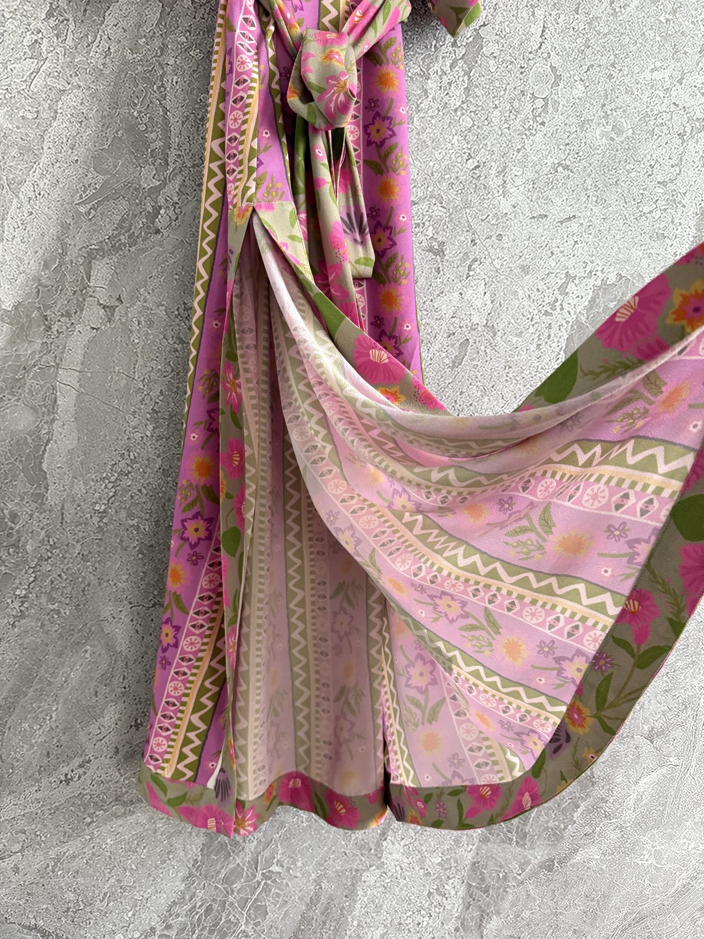 现货‼️‼️🛒款号41/波普绑带连衣裙✨全身定位印花，充满波西米亚、复古和艺术气息，很有假日氛围感，以鲜