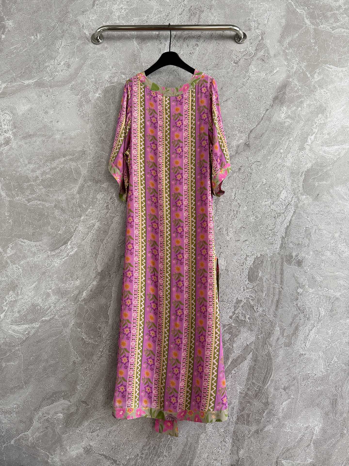 现货‼️‼️🛒款号41/波普绑带连衣裙✨全身定位印花，充满波西米亚、复古和艺术气息，很有假日氛围感，以鲜