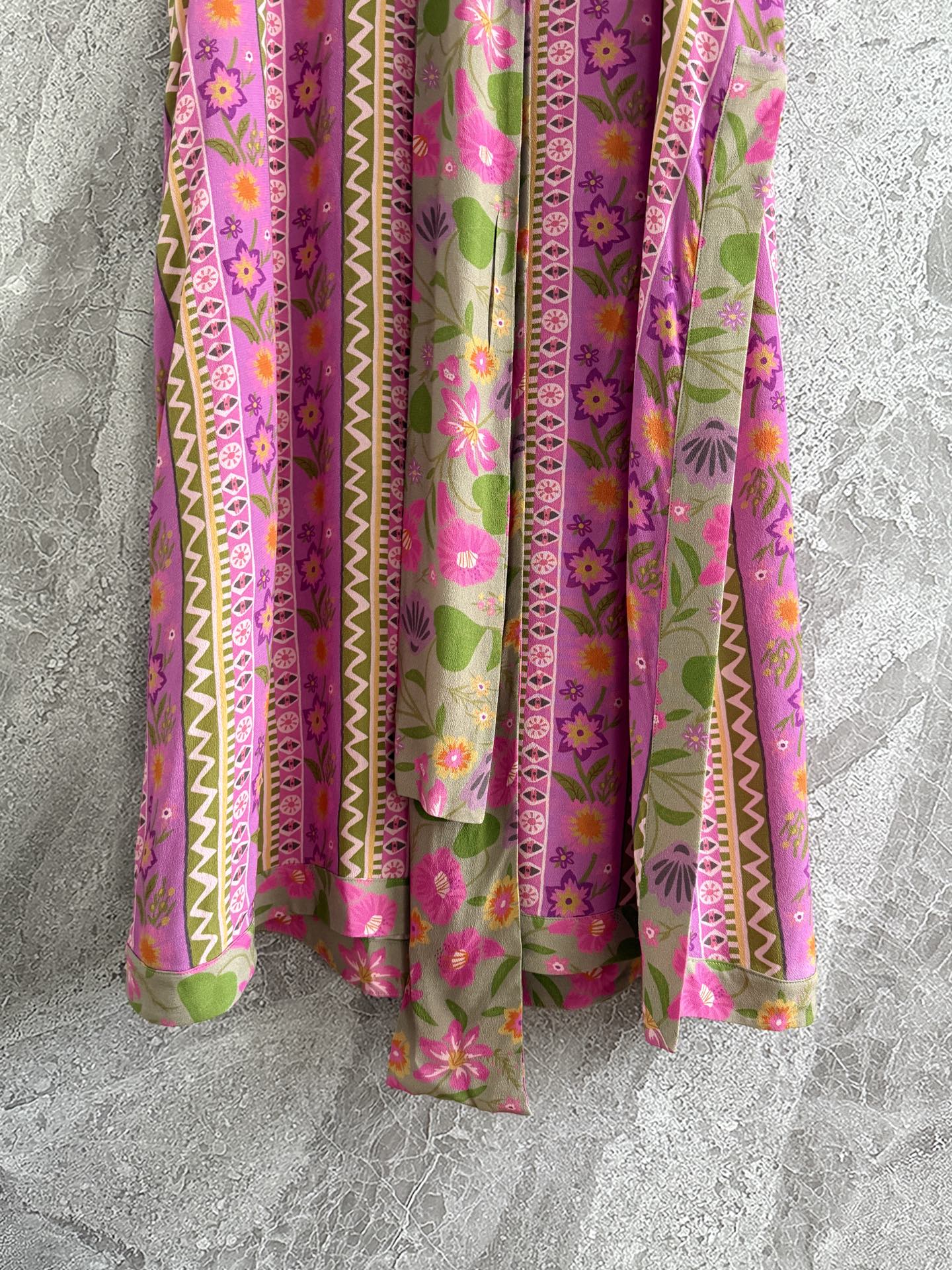 现货‼️‼️🛒款号41/波普绑带连衣裙✨全身定位印花，充满波西米亚、复古和艺术气息，很有假日氛围感，以鲜