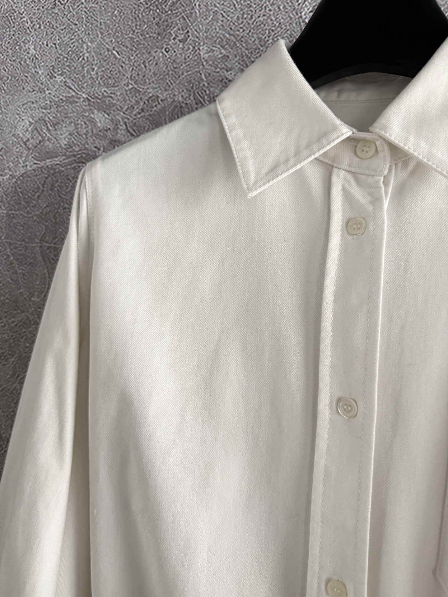 现货‼️‼️🛒款号41/口袋刺绣衬衫✨轻薄丹宁棉质水洗牛仔衬衫也可以当外套，厚度过度春夏秋都没问题，口袋