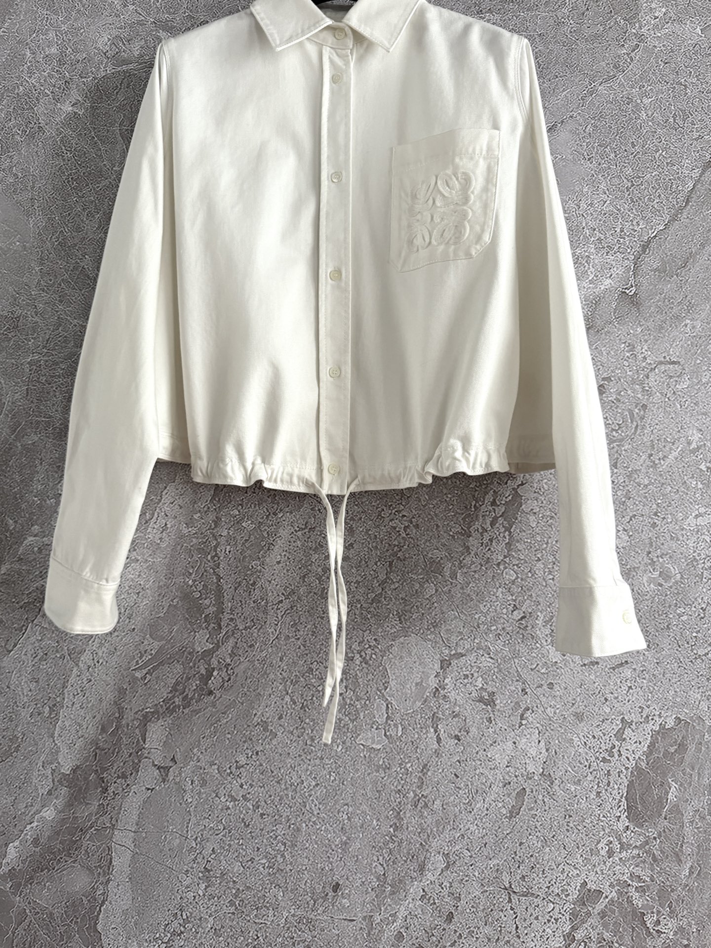 现货‼️‼️🛒款号41/口袋刺绣衬衫✨轻薄丹宁棉质水洗牛仔衬衫也可以当外套，厚度过度春夏秋都没问题，口袋