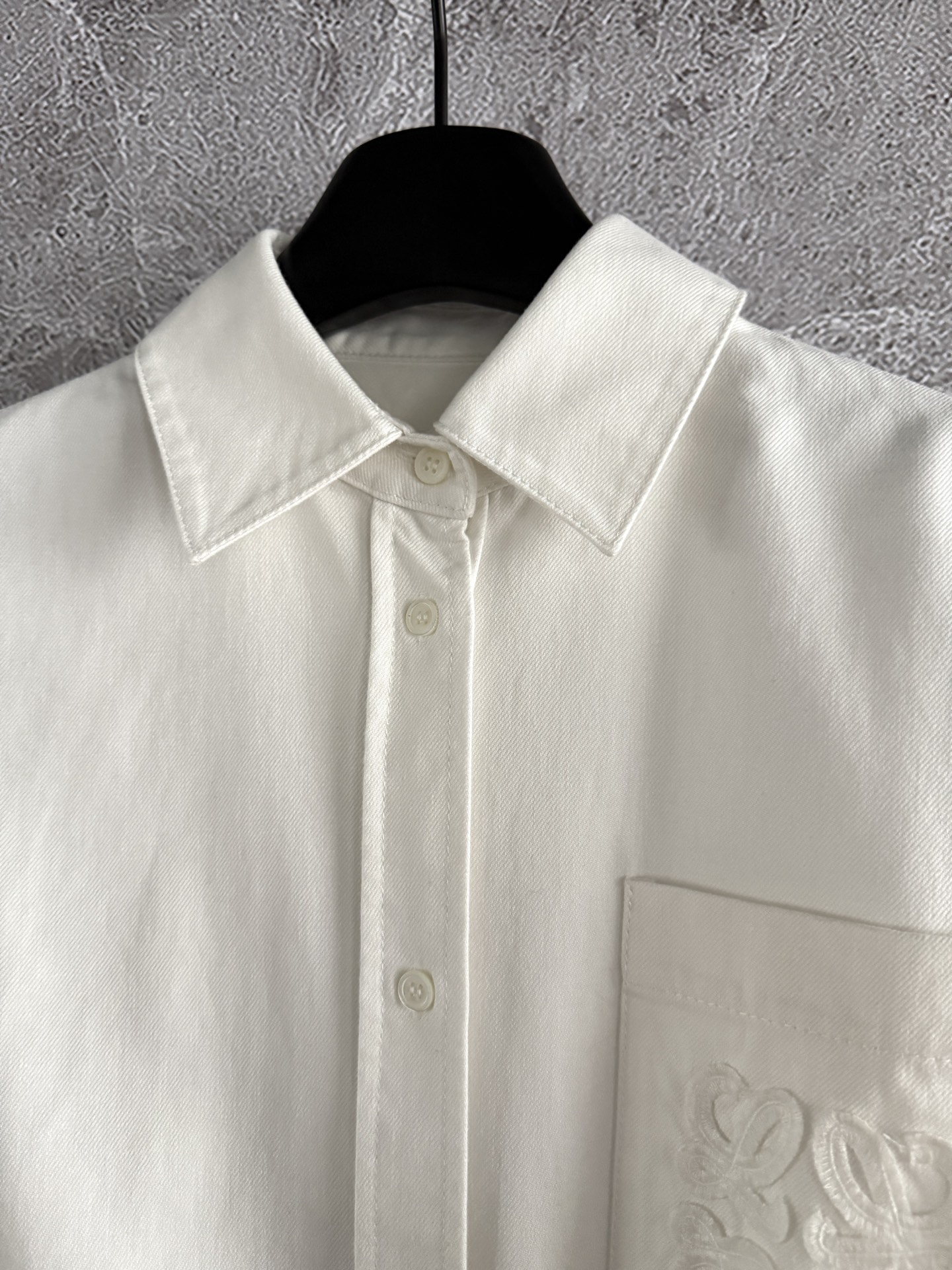 现货‼️‼️🛒款号41/口袋刺绣衬衫✨轻薄丹宁棉质水洗牛仔衬衫也可以当外套，厚度过度春夏秋都没问题，口袋