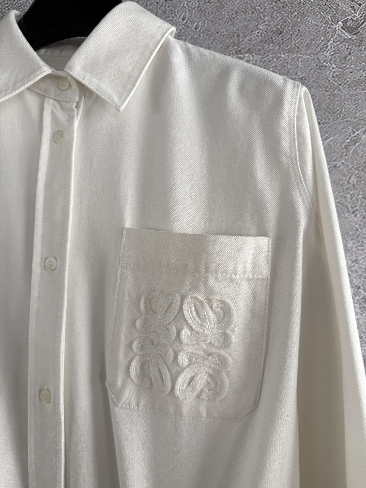 现货‼️‼️🛒款号41/口袋刺绣衬衫✨轻薄丹宁棉质水洗牛仔衬衫也可以当外套，厚度过度春夏秋都没问题，口袋