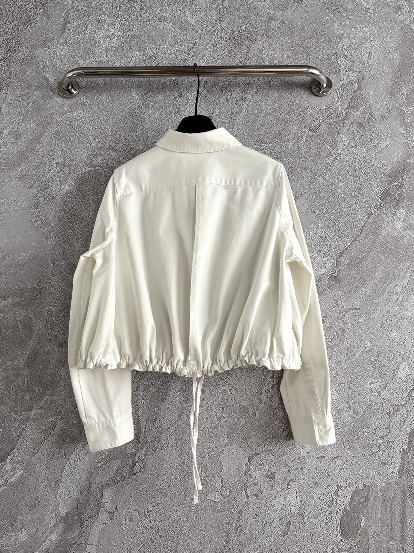 现货‼️‼️🛒款号41/口袋刺绣衬衫✨轻薄丹宁棉质水洗牛仔衬衫也可以当外套，厚度过度春夏秋都没问题，口袋