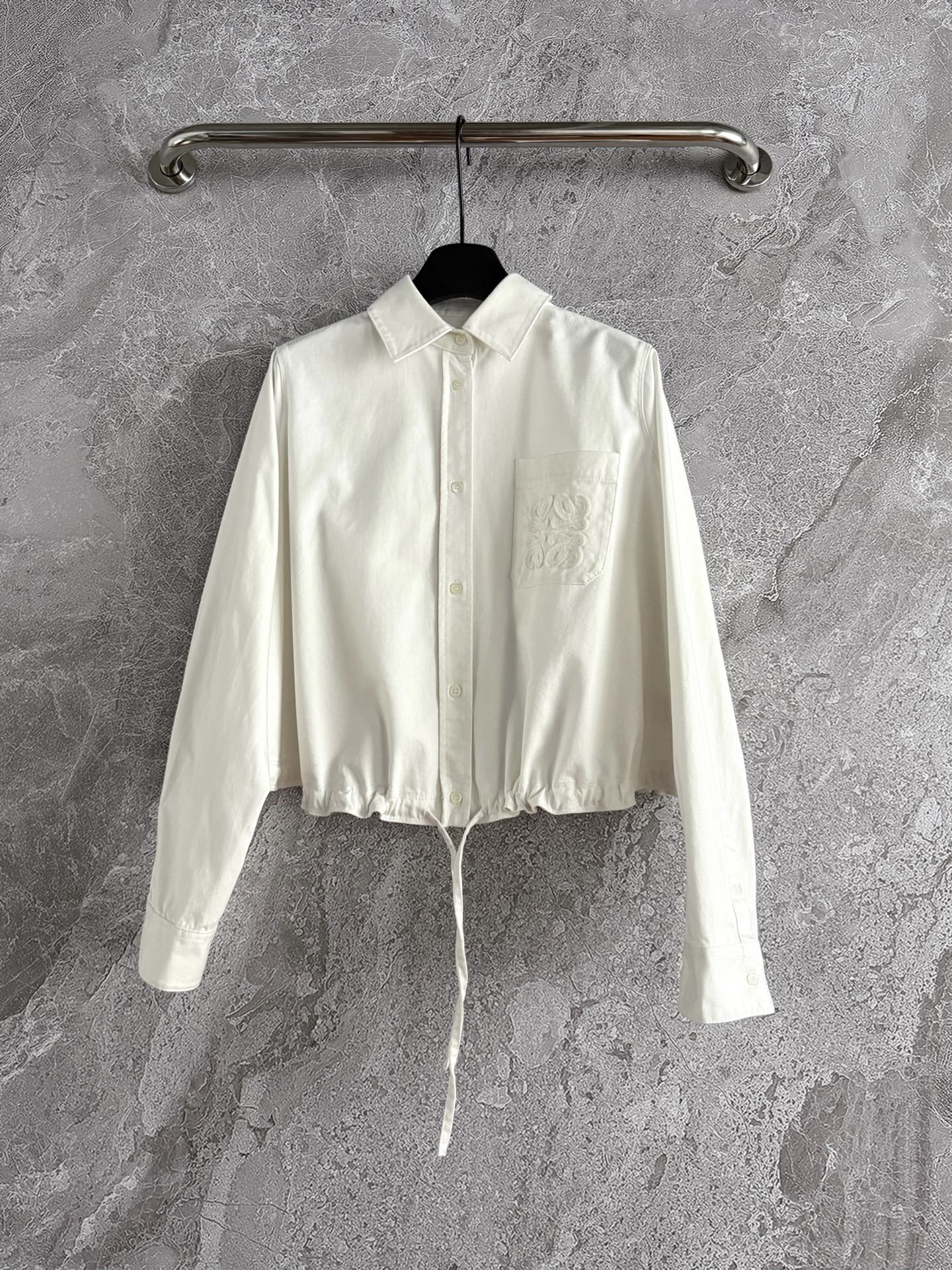 现货‼️‼️🛒款号41/口袋刺绣衬衫✨轻薄丹宁棉质水洗牛仔衬衫也可以当外套，厚度过度春夏秋都没问题，口袋