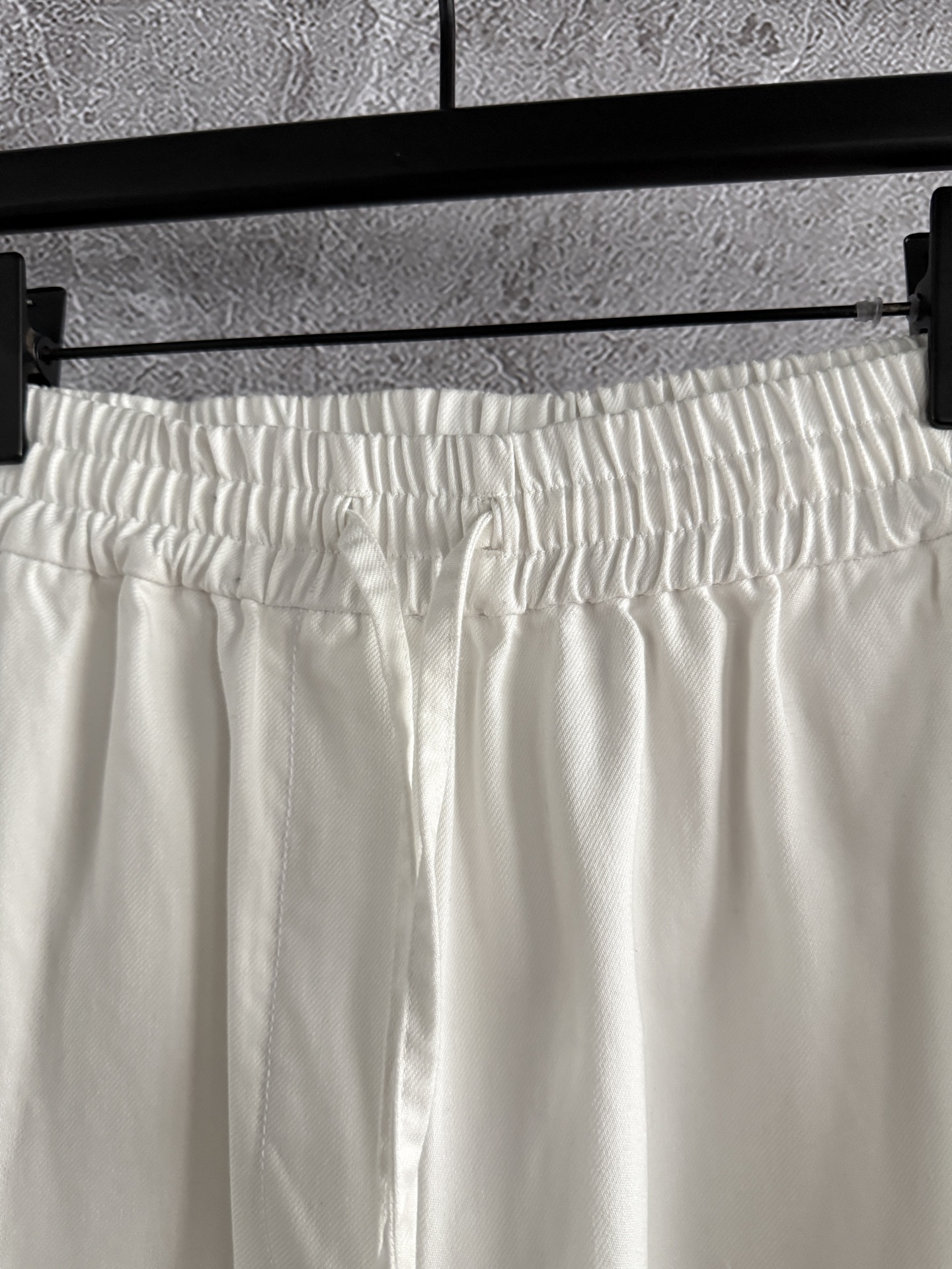 现货‼️‼️🛒款号415/口袋刺绣阔腿裤✨轻薄丹宁棉质水洗牛仔，厚度过度春夏秋都没问题，口袋饰有毛边刺绣