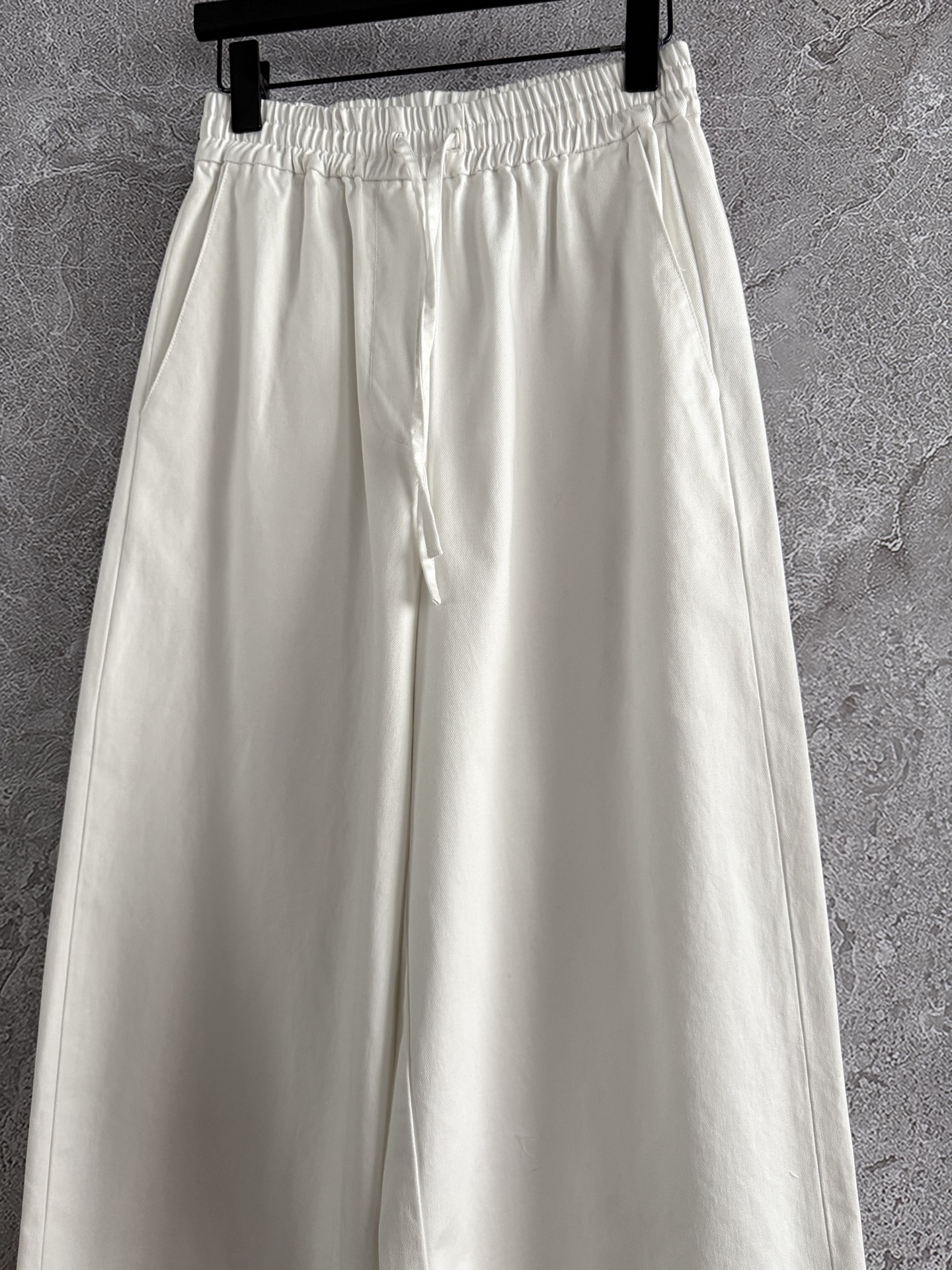 现货‼️‼️🛒款号415/口袋刺绣阔腿裤✨轻薄丹宁棉质水洗牛仔，厚度过度春夏秋都没问题，口袋饰有毛边刺绣