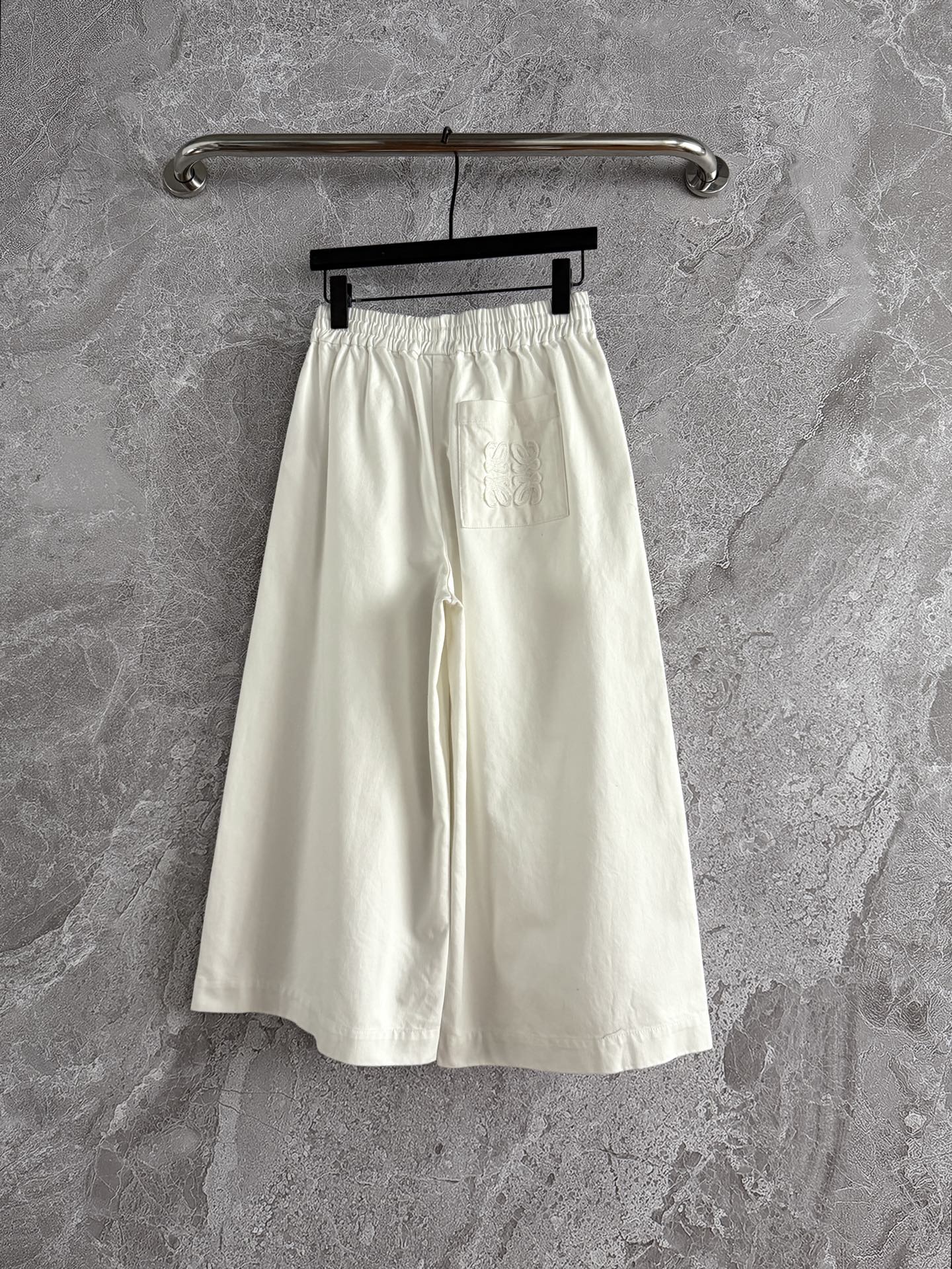 现货‼️‼️🛒款号415/口袋刺绣阔腿裤✨轻薄丹宁棉质水洗牛仔，厚度过度春夏秋都没问题，口袋饰有毛边刺绣