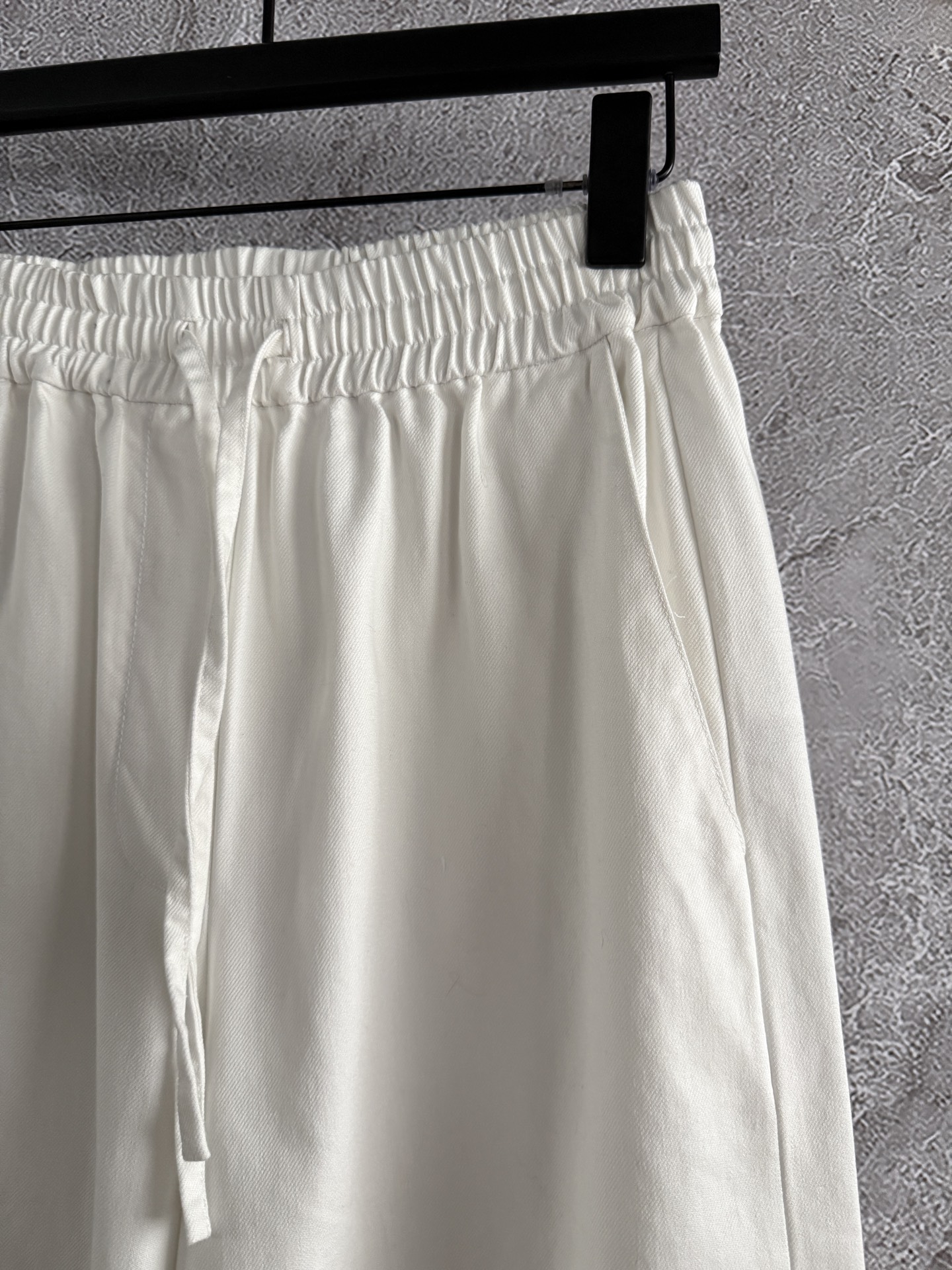 现货‼️‼️🛒款号415/口袋刺绣阔腿裤✨轻薄丹宁棉质水洗牛仔，厚度过度春夏秋都没问题，口袋饰有毛边刺绣