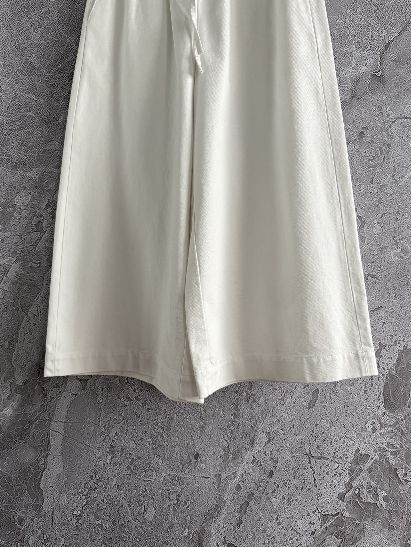 现货‼️‼️🛒款号415/口袋刺绣阔腿裤✨轻薄丹宁棉质水洗牛仔，厚度过度春夏秋都没问题，口袋饰有毛边刺绣