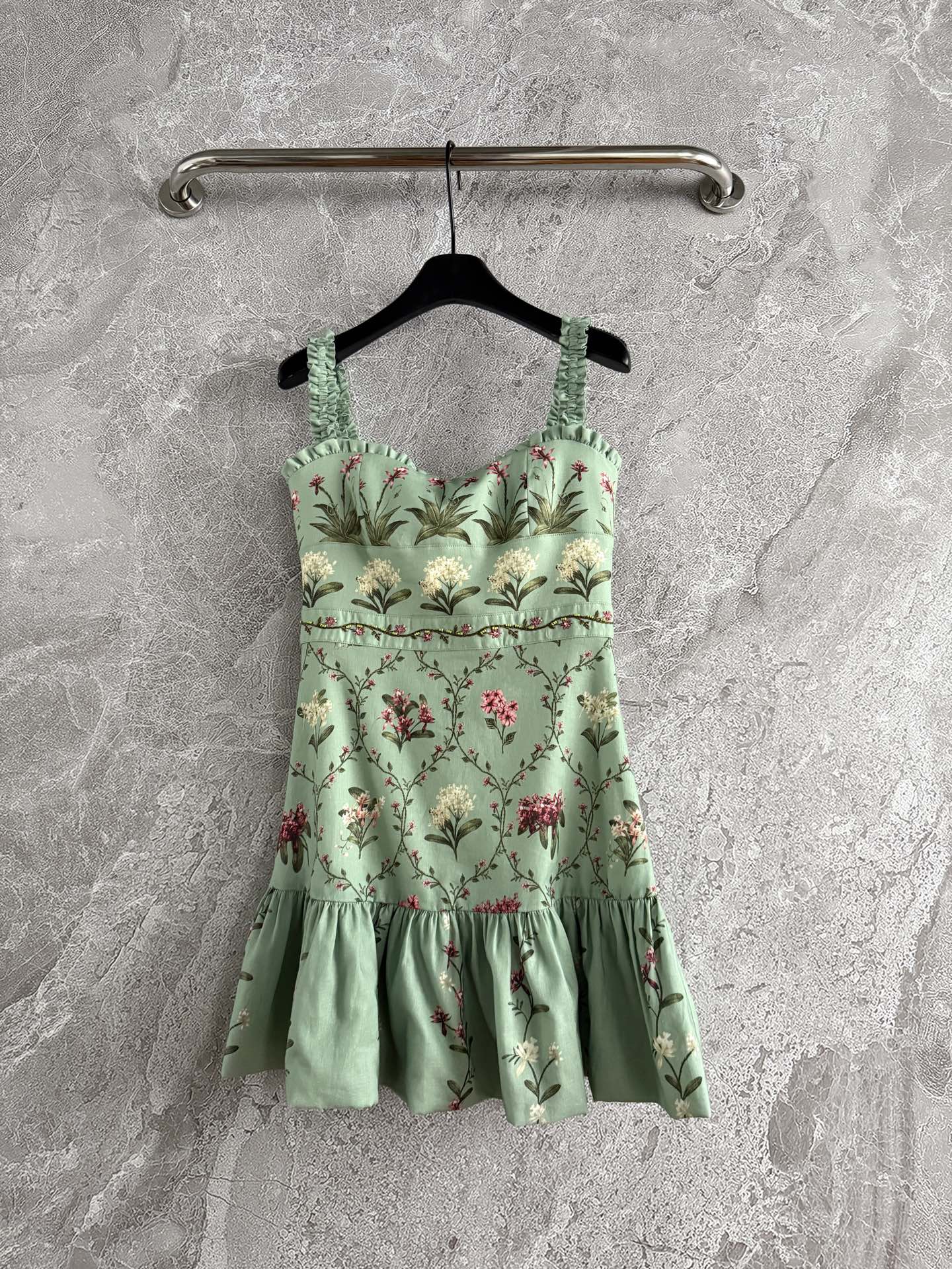 现货‼️🛒款号4150/松紧吊带连衣裙✨全身定位印花裁片，肩带腰间手工刺绣钉珠，太重磅了，融合传统手工艺