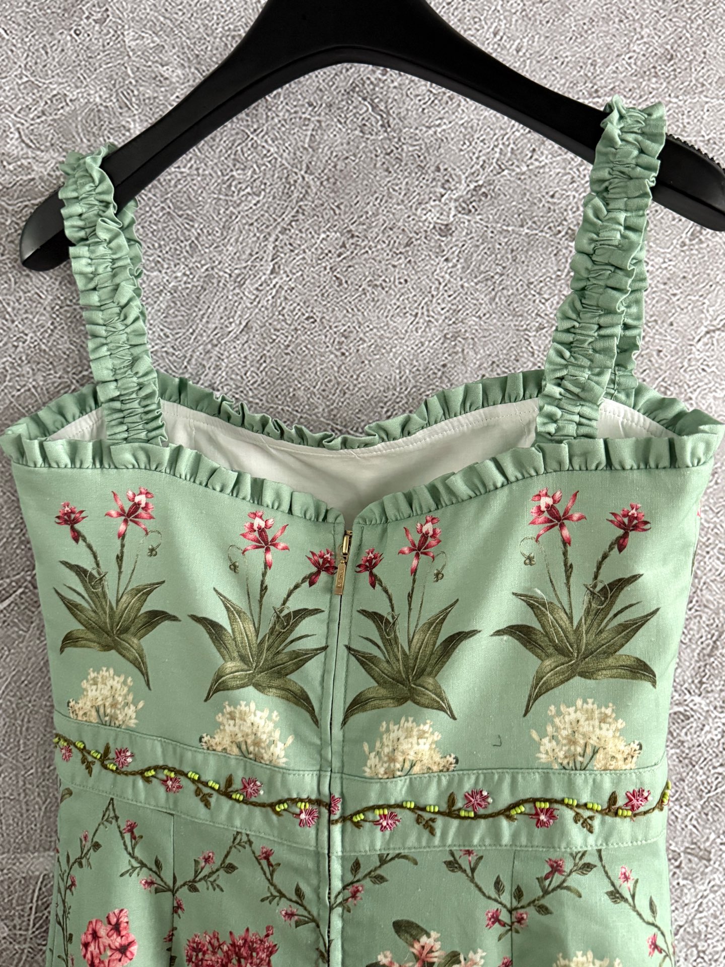 现货‼️🛒款号4150/松紧吊带连衣裙✨全身定位印花裁片，肩带腰间手工刺绣钉珠，太重磅了，融合传统手工艺