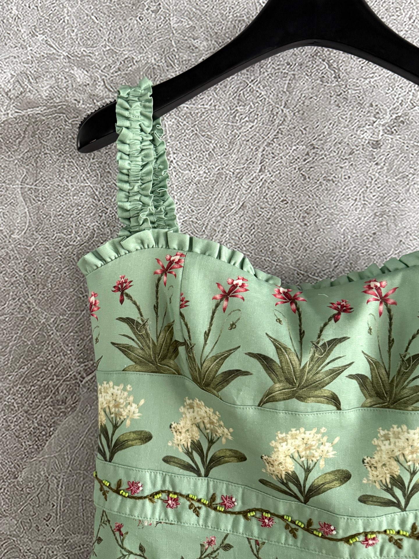 现货‼️🛒款号4150/松紧吊带连衣裙✨全身定位印花裁片，肩带腰间手工刺绣钉珠，太重磅了，融合传统手工艺