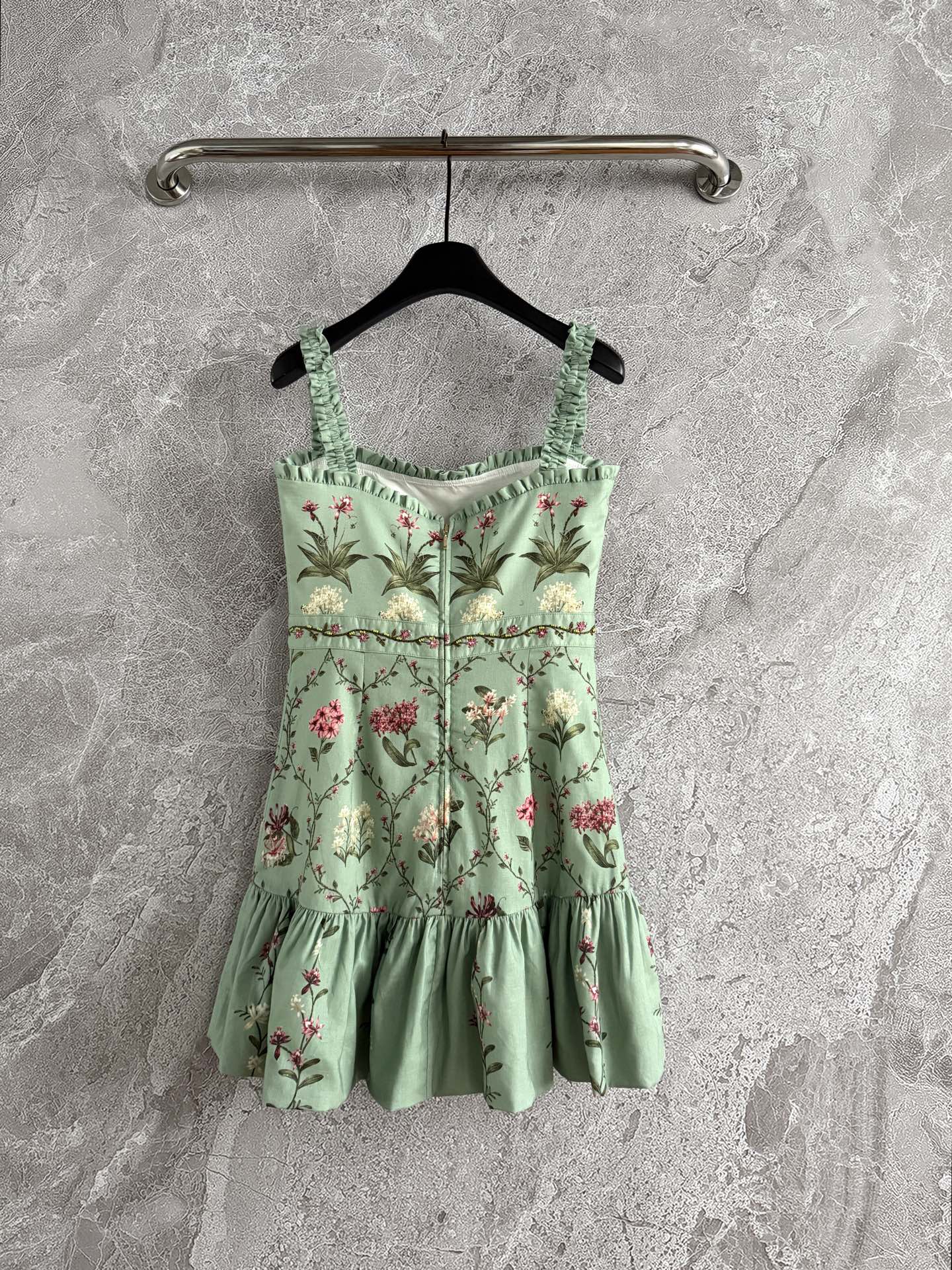 现货‼️🛒款号4150/松紧吊带连衣裙✨全身定位印花裁片，肩带腰间手工刺绣钉珠，太重磅了，融合传统手工艺