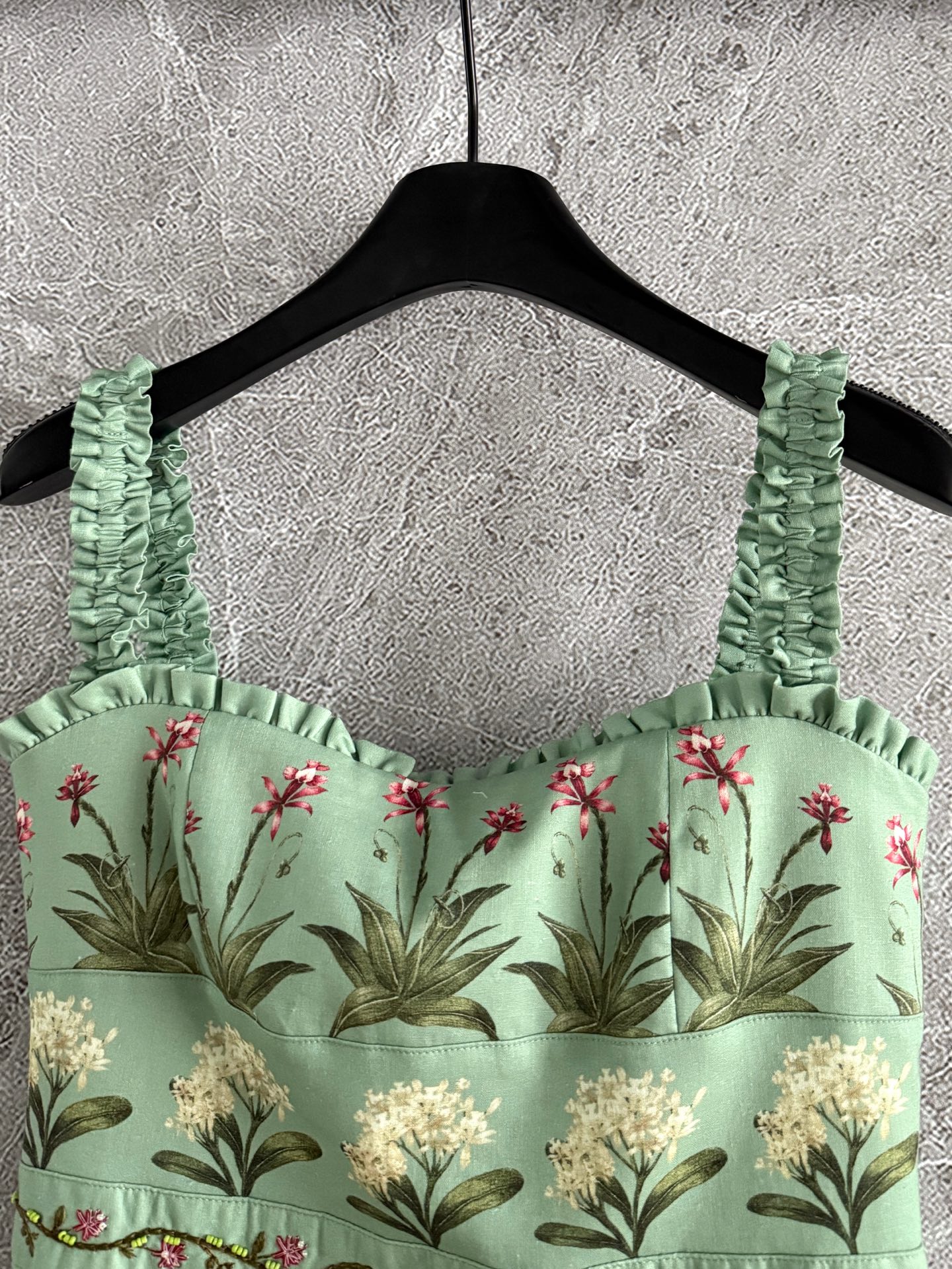 现货‼️🛒款号4150/松紧吊带连衣裙✨全身定位印花裁片，肩带腰间手工刺绣钉珠，太重磅了，融合传统手工艺