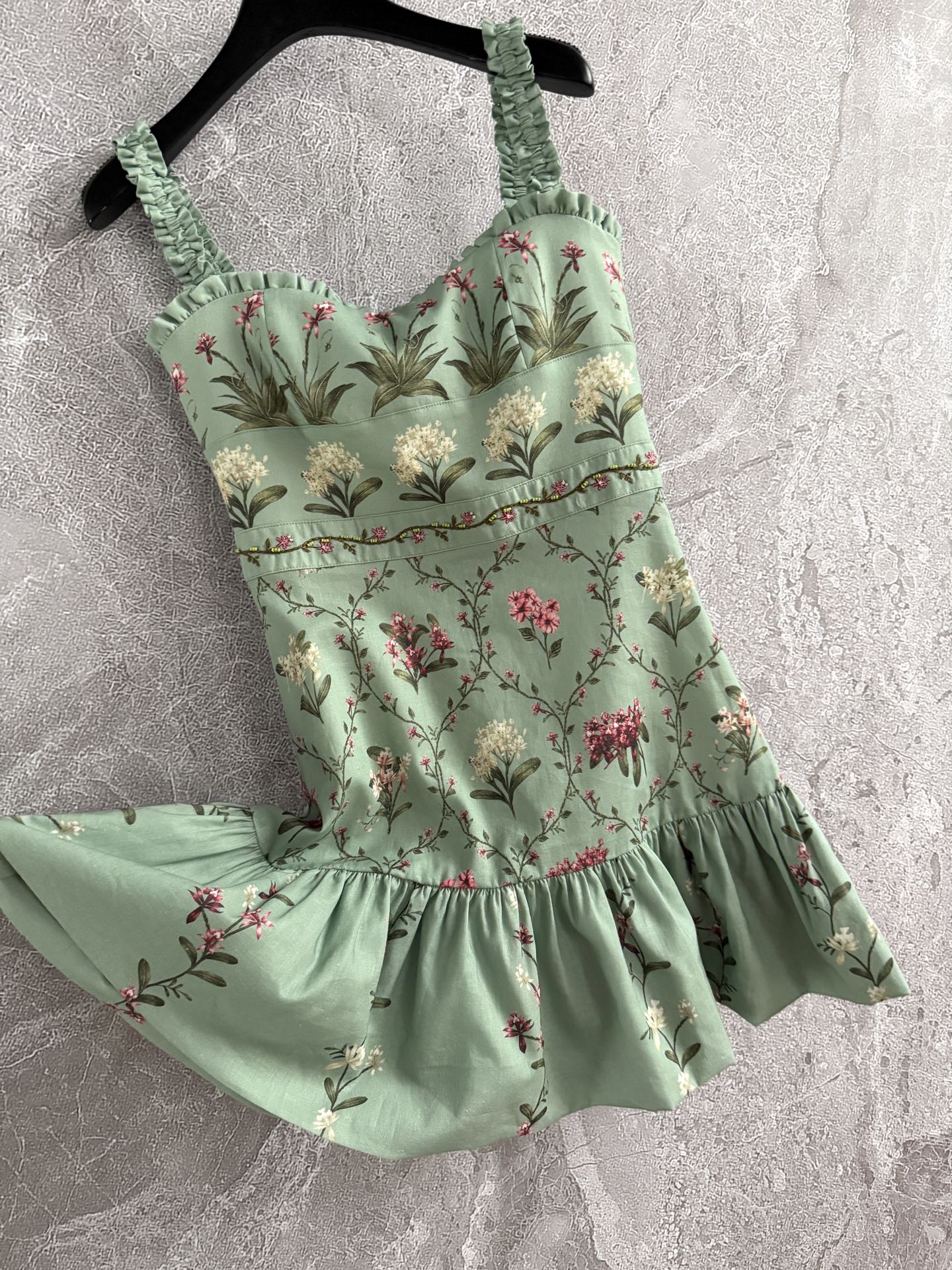 现货‼️🛒款号4150/松紧吊带连衣裙✨全身定位印花裁片，肩带腰间手工刺绣钉珠，太重磅了，融合传统手工艺