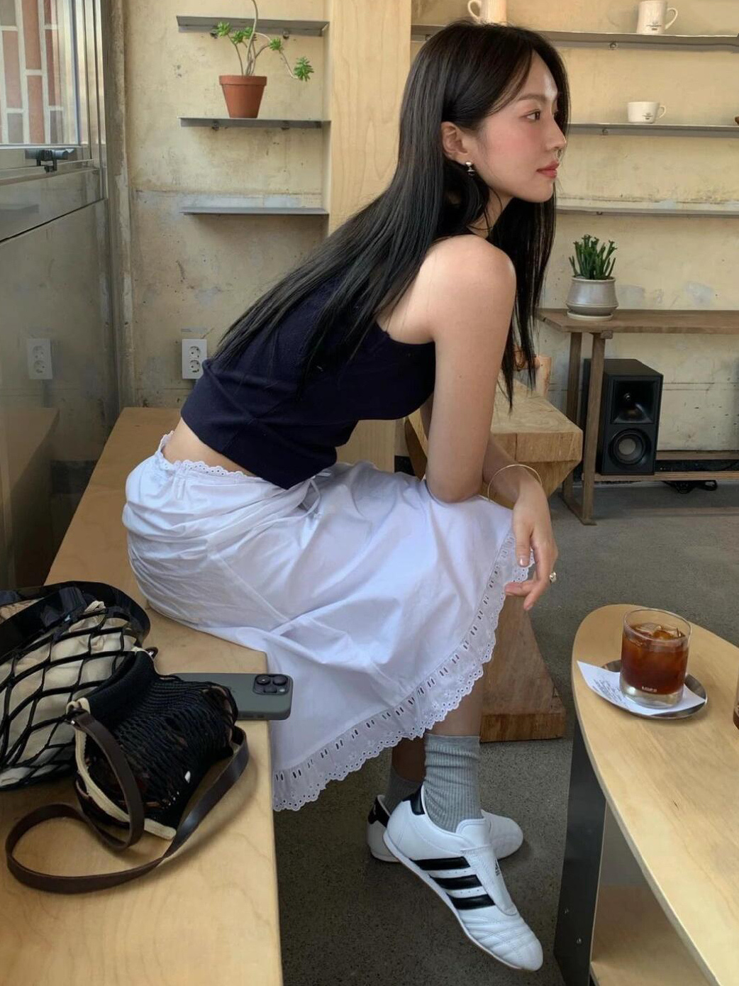 Stylish White Dress with Sneakers: Simple, Elegant, Versatile, and Fashionable Choice. - 图片 2