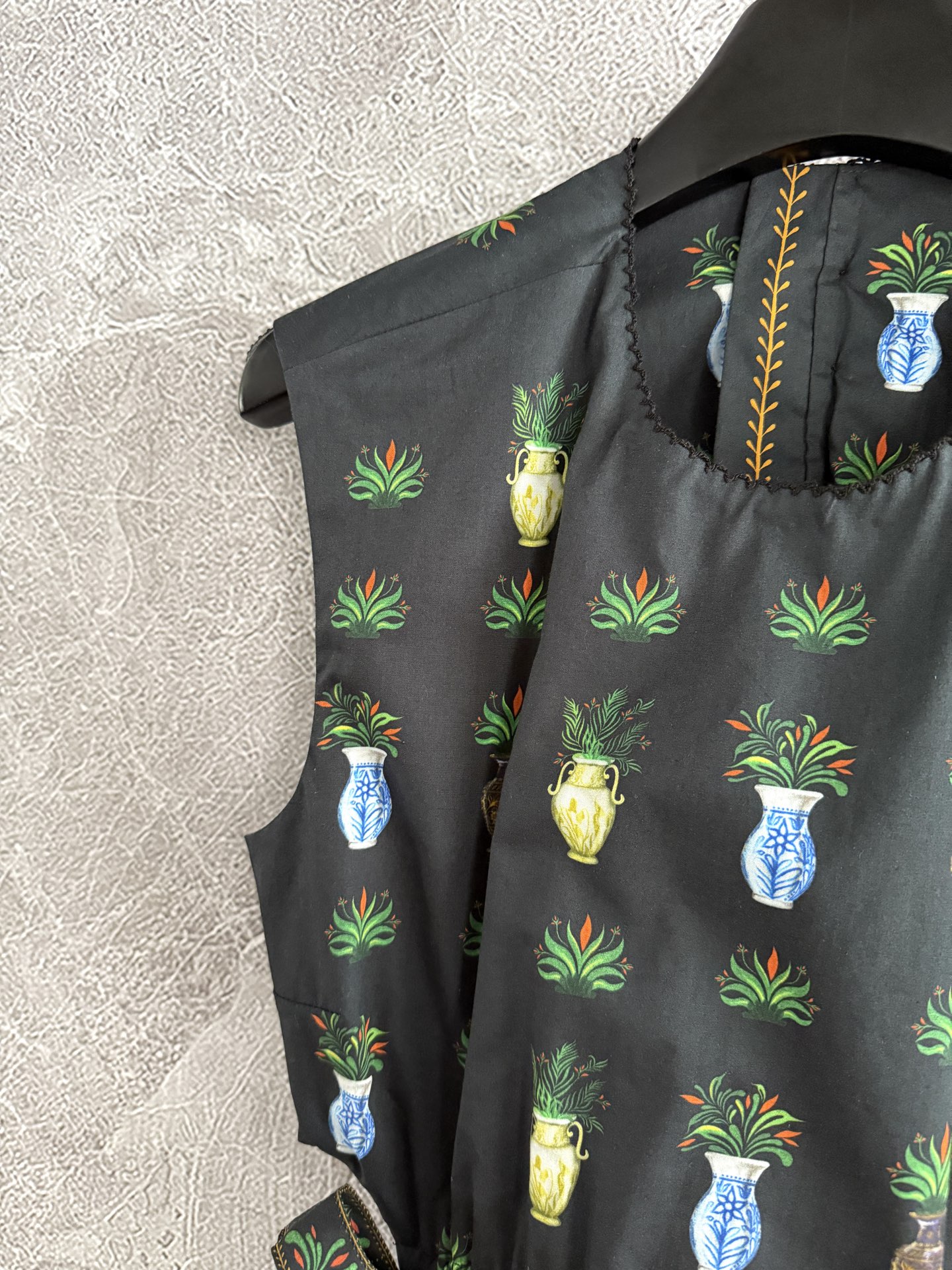 植系花瓶连衣裙✨手绘质感定位印花后露背设计，面料用幅是单品的两倍了，后背镂空两侧系带，谁穿都是显瘦出片，