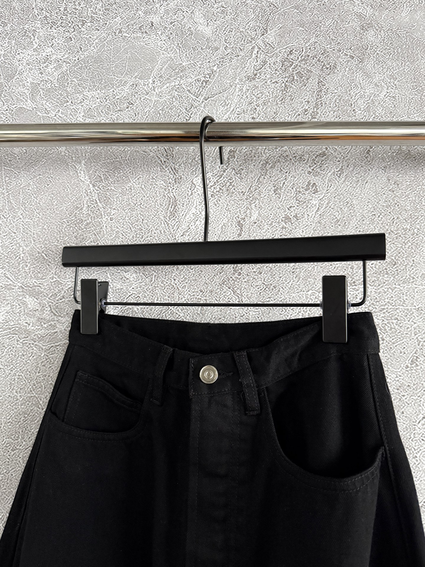 P759: Versatile Hardcore Dress with Unique Arc Cut and Wide Legs - 图片 2