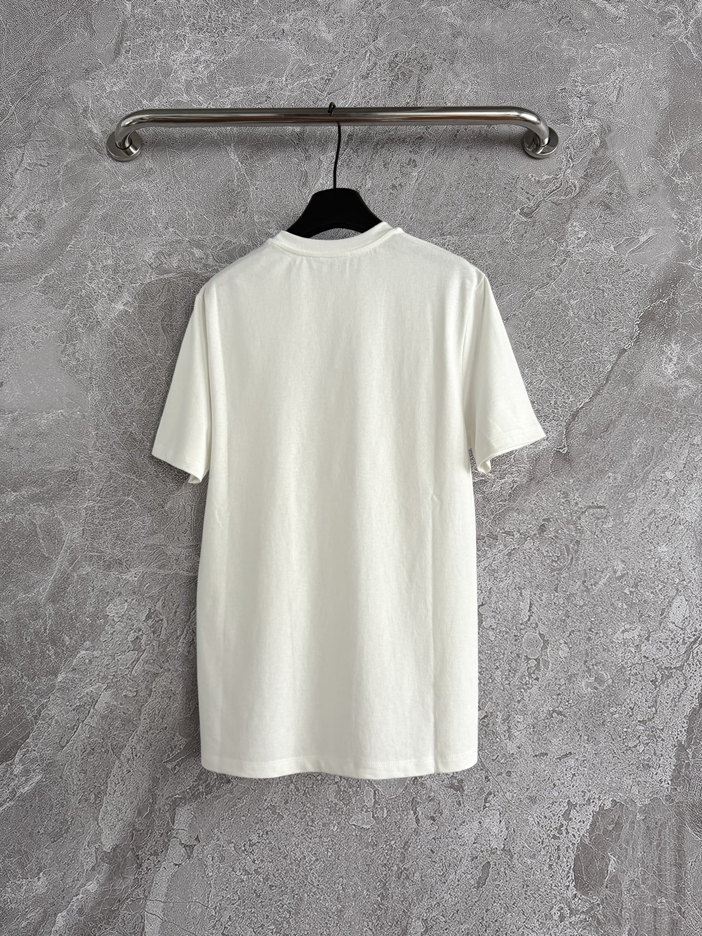 “Original Hard-core Female Suit: Quality and Cash-packed Summer Staple in White” - 图片 9