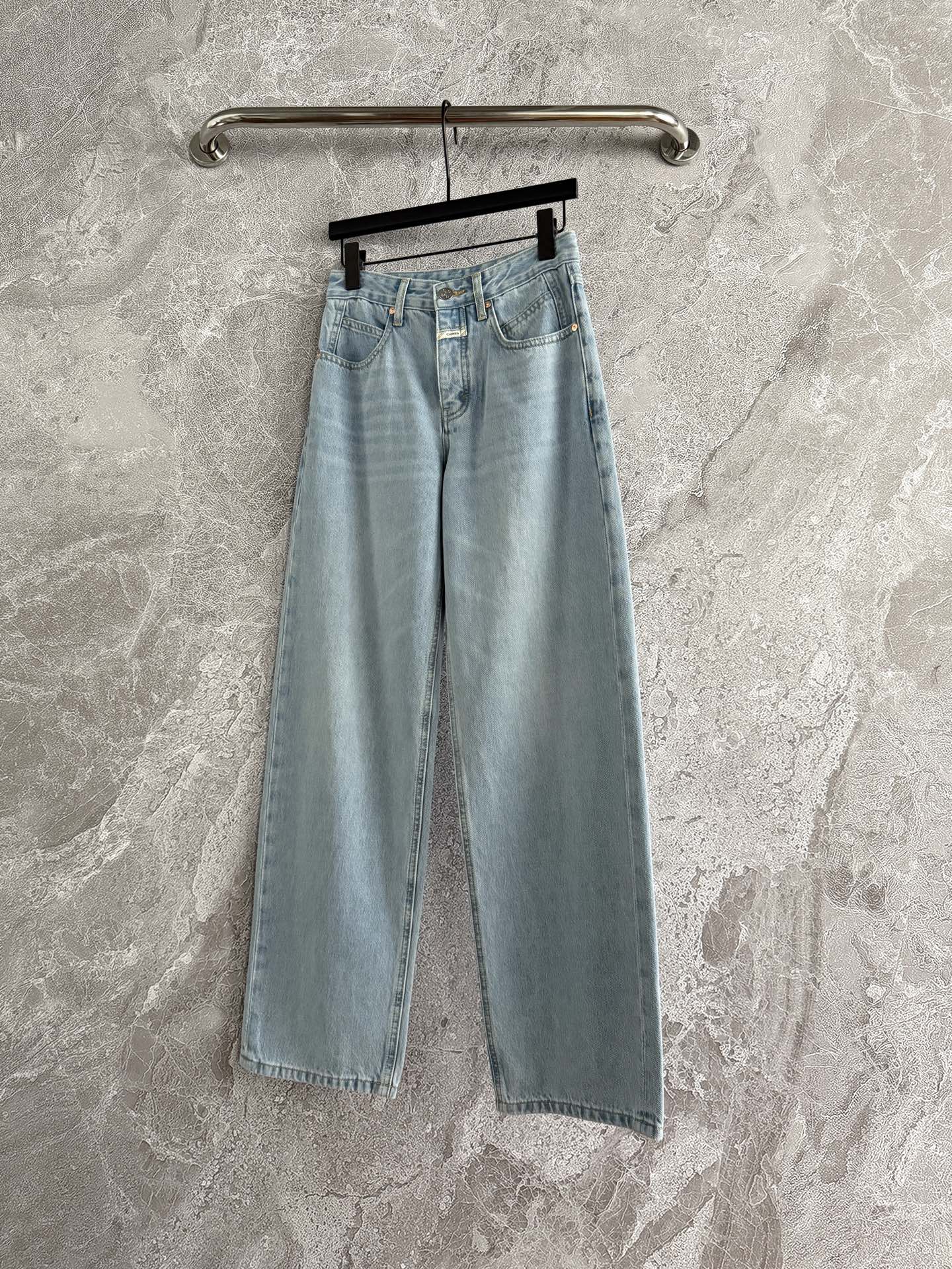 现货‼️‼️/微茧型牛仔裤✨水洗颜色土耳其蓝调，一个四季可穿的适中的一个厚度，不是支棱的那种硬牛仔，裤腿