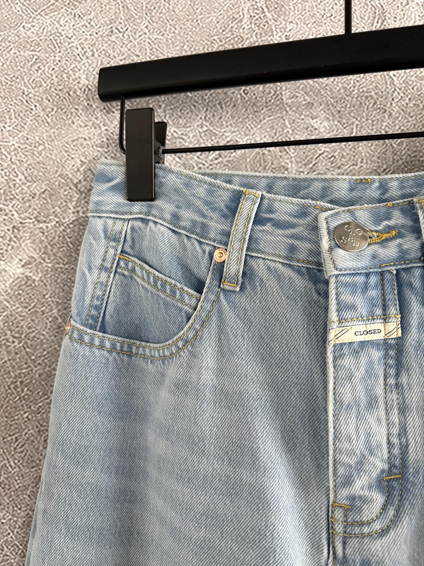 现货‼️‼️/微茧型牛仔裤✨水洗颜色土耳其蓝调，一个四季可穿的适中的一个厚度，不是支棱的那种硬牛仔，裤腿