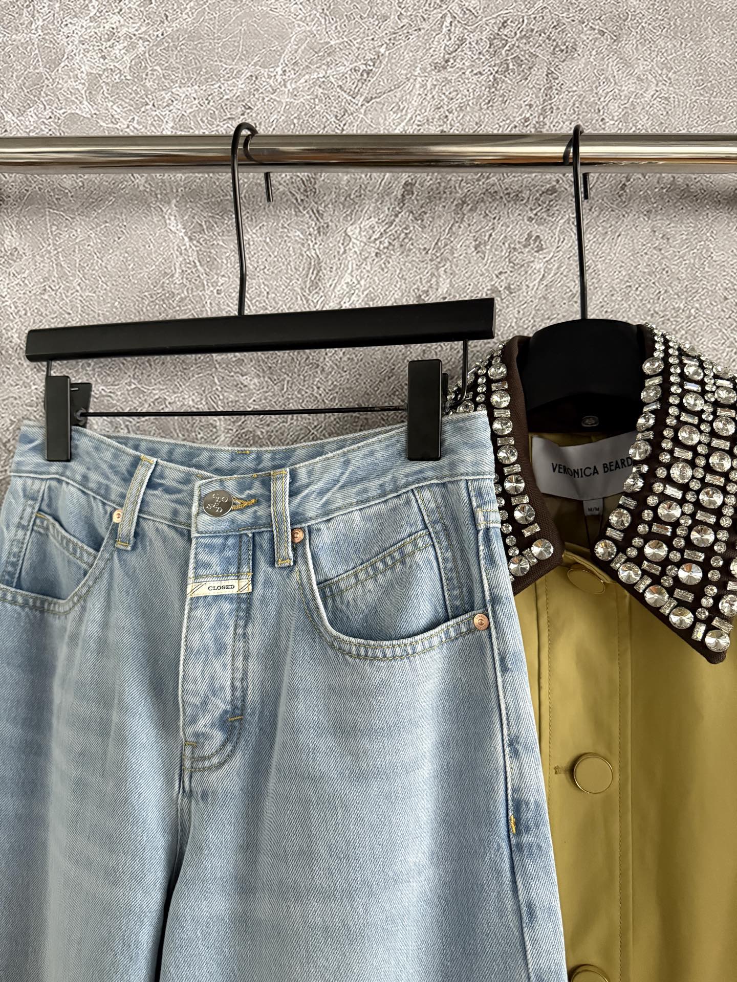 现货‼️‼️/微茧型牛仔裤✨水洗颜色土耳其蓝调，一个四季可穿的适中的一个厚度，不是支棱的那种硬牛仔，裤腿