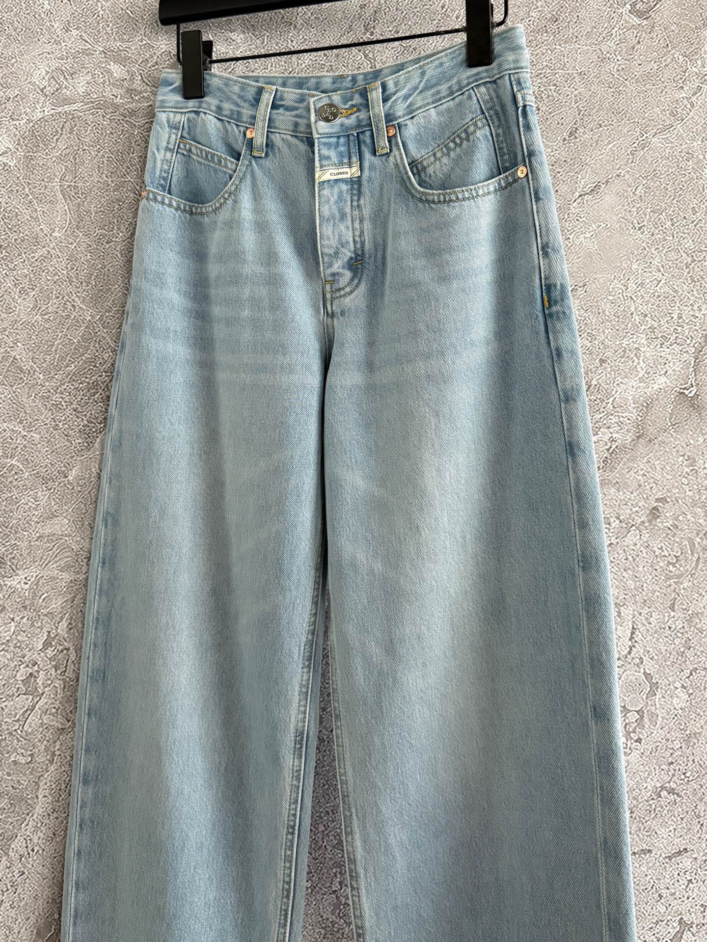 现货‼️‼️/微茧型牛仔裤✨水洗颜色土耳其蓝调，一个四季可穿的适中的一个厚度，不是支棱的那种硬牛仔，裤腿