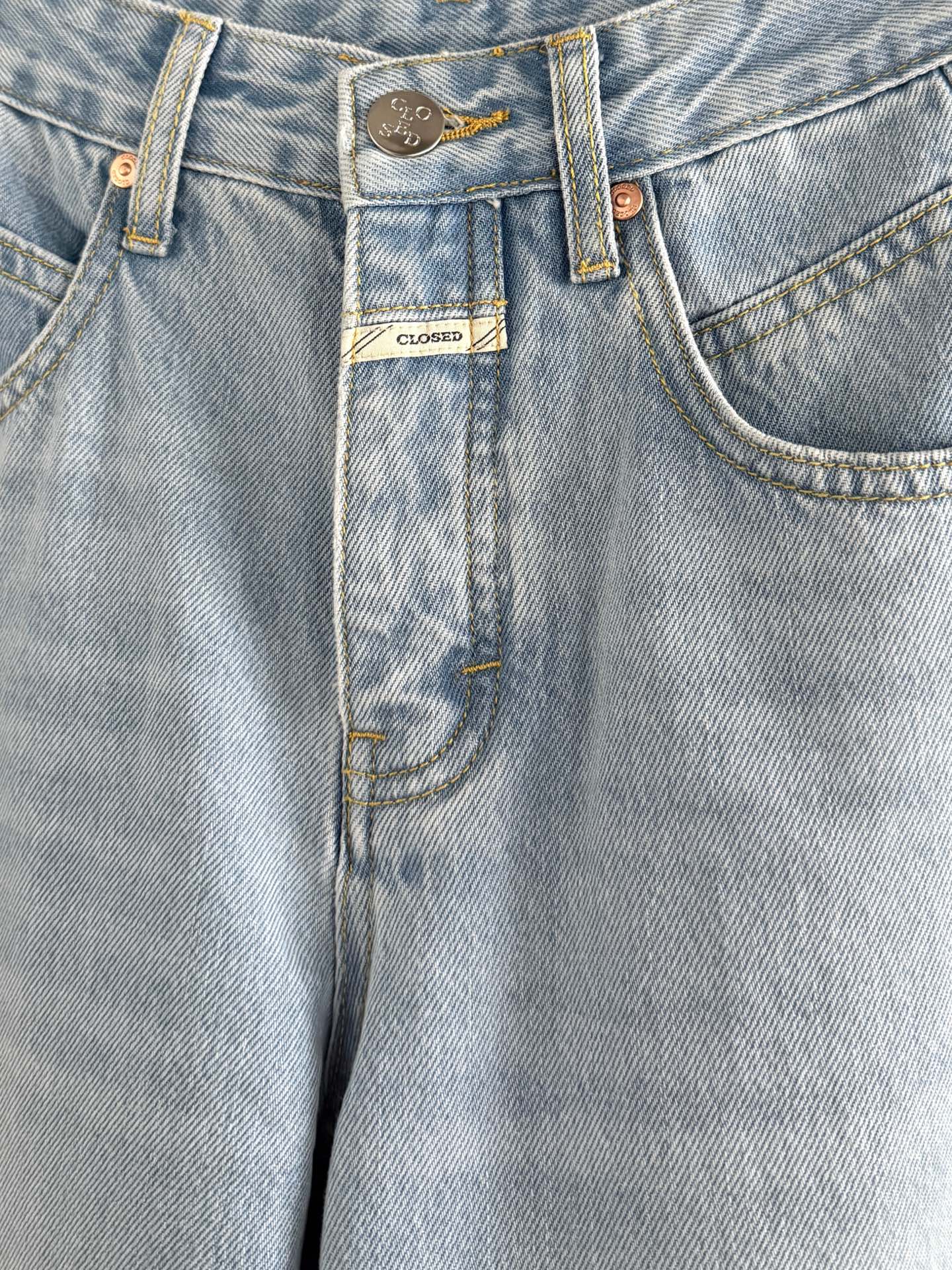 现货‼️‼️/微茧型牛仔裤✨水洗颜色土耳其蓝调，一个四季可穿的适中的一个厚度，不是支棱的那种硬牛仔，裤腿