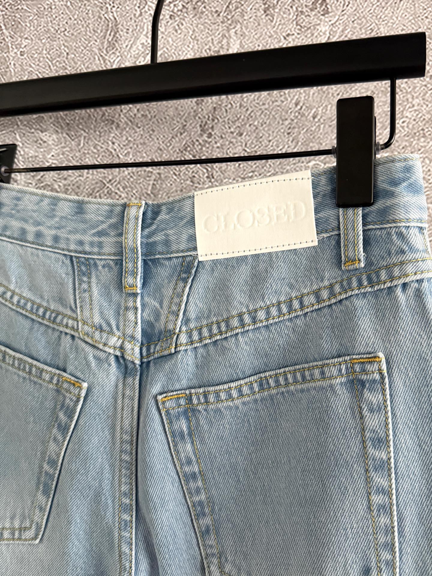 现货‼️‼️/微茧型牛仔裤✨水洗颜色土耳其蓝调，一个四季可穿的适中的一个厚度，不是支棱的那种硬牛仔，裤腿