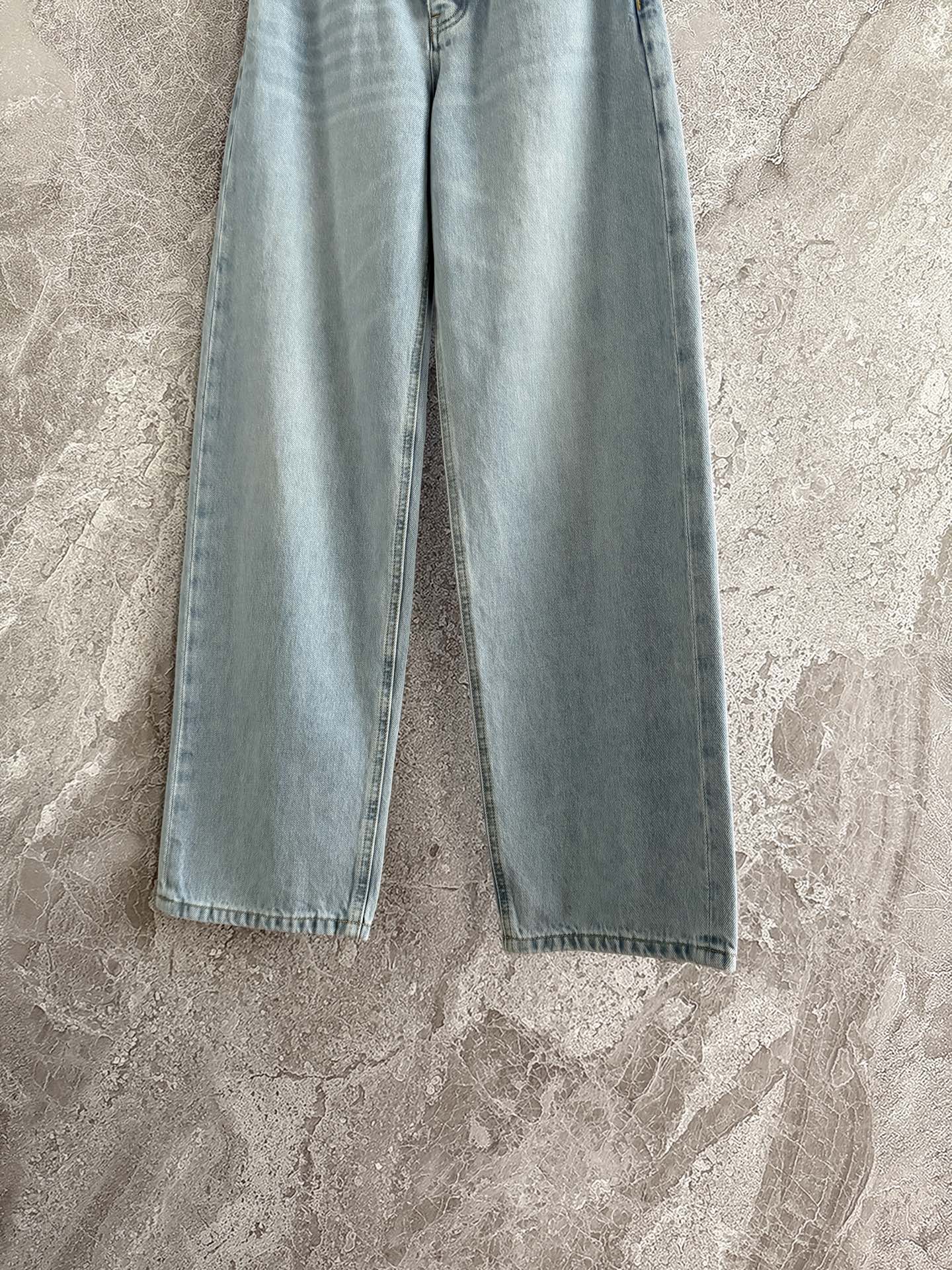 现货‼️‼️/微茧型牛仔裤✨水洗颜色土耳其蓝调，一个四季可穿的适中的一个厚度，不是支棱的那种硬牛仔，裤腿