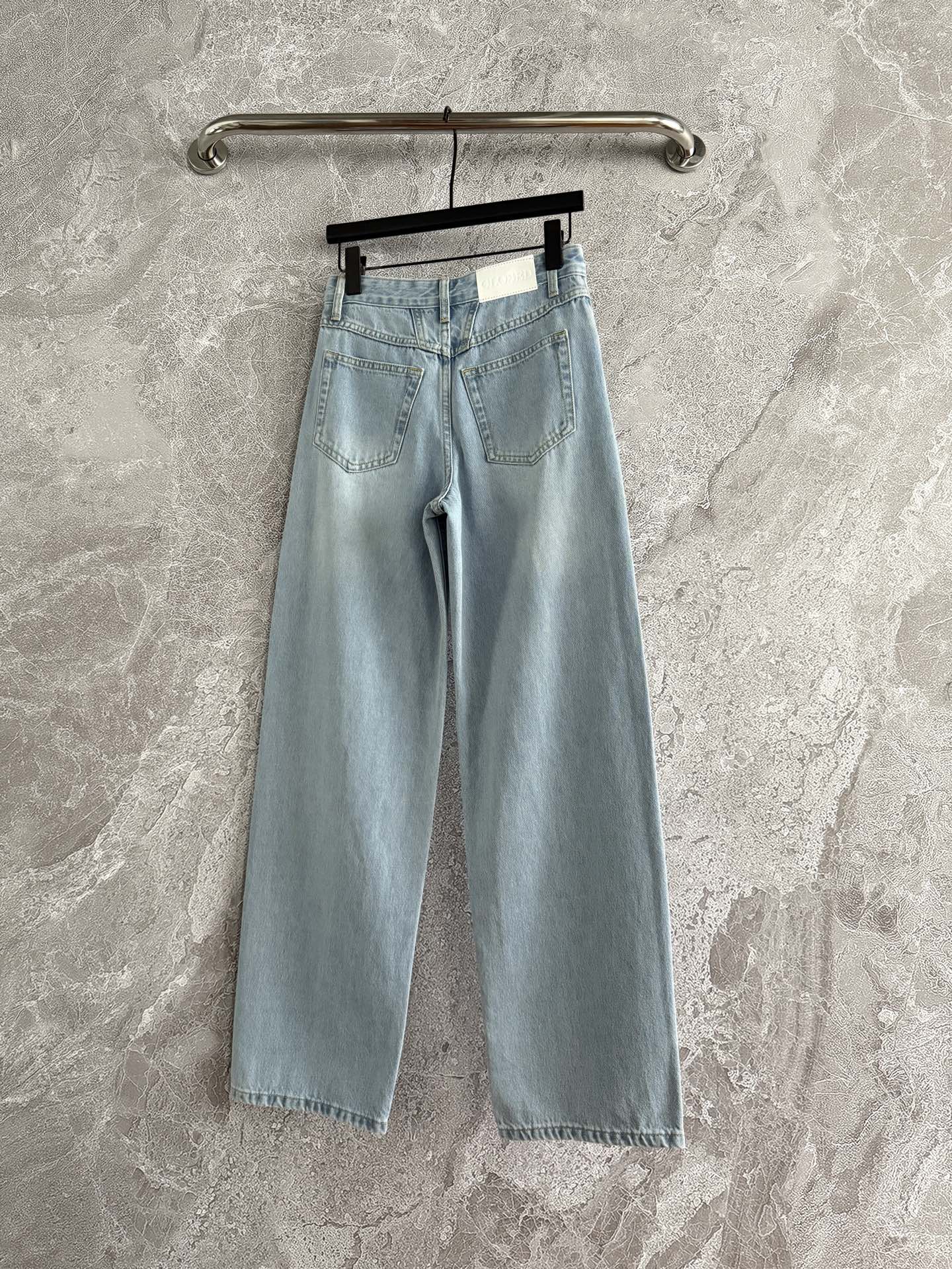 现货‼️‼️/微茧型牛仔裤✨水洗颜色土耳其蓝调，一个四季可穿的适中的一个厚度，不是支棱的那种硬牛仔，裤腿