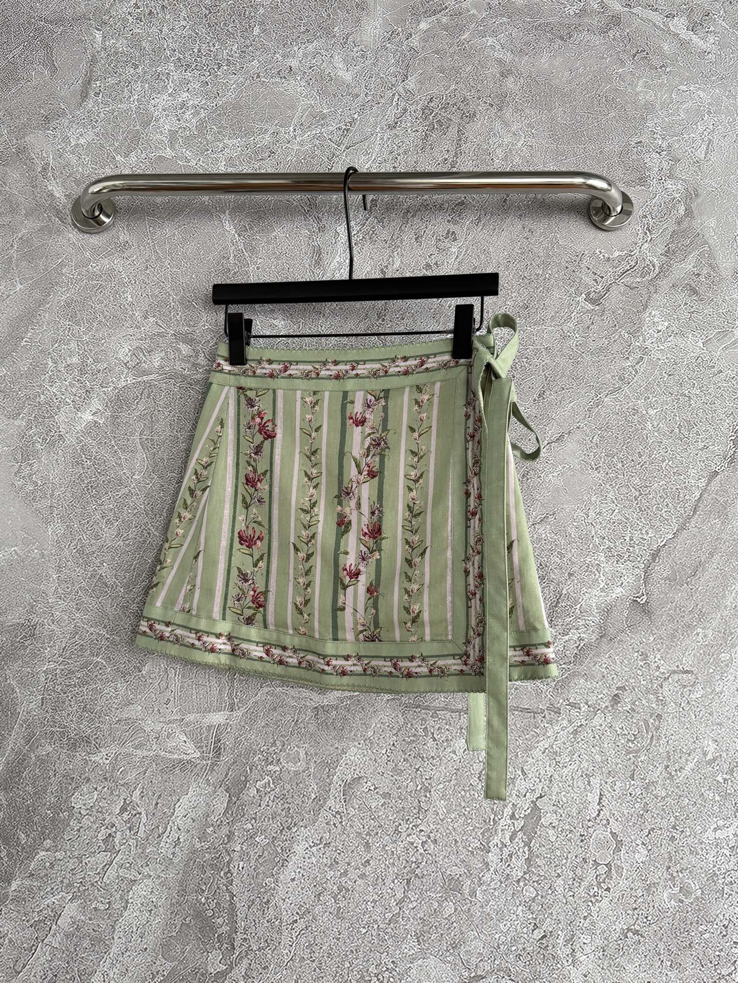 现货‼️‼️/定位花围裹半裙✨亚麻材质、一片式印花系带打结半身裙，腰间有两个纽扣固定，是围裹式的可以自己