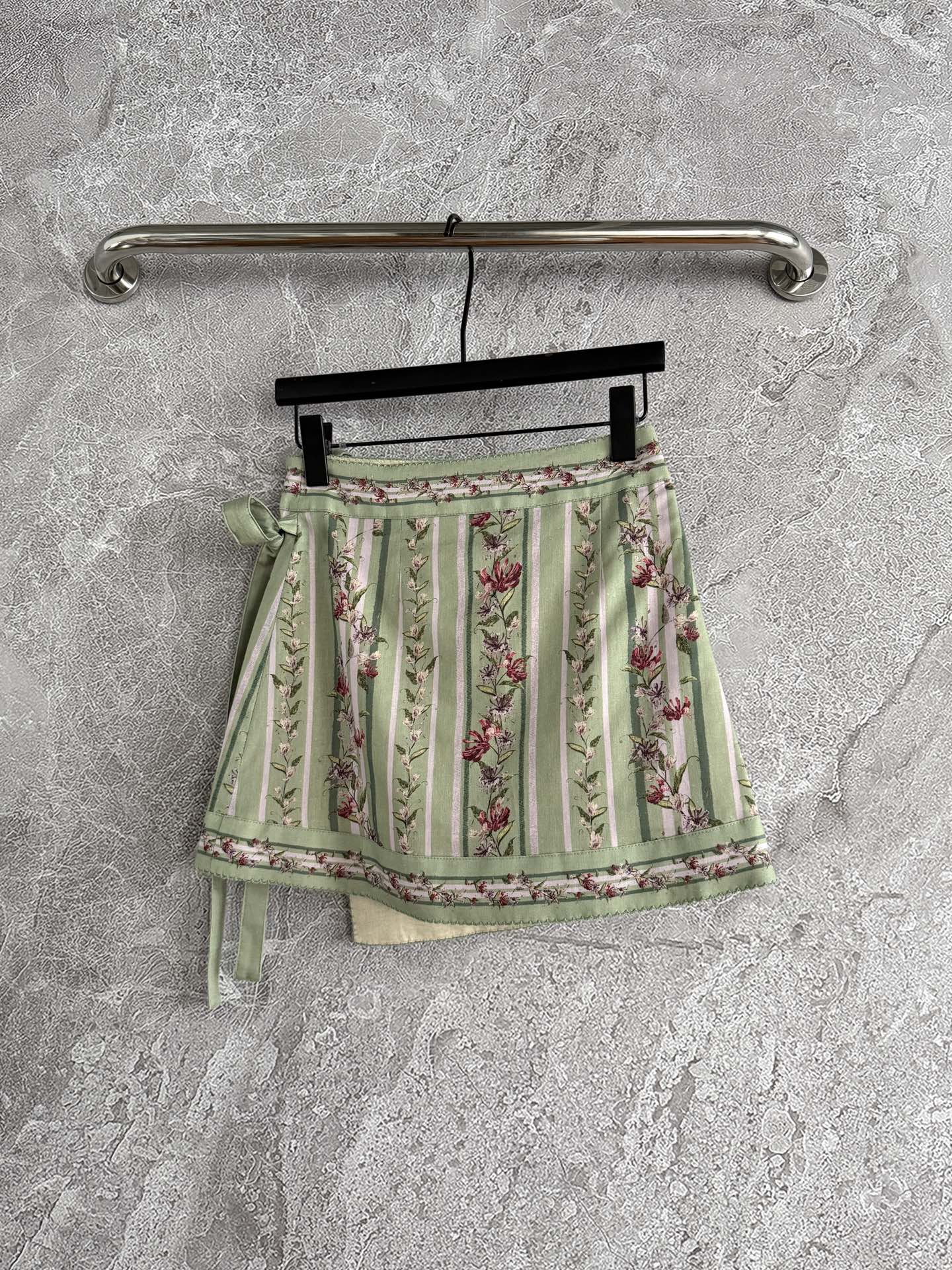 现货‼️‼️/定位花围裹半裙✨亚麻材质、一片式印花系带打结半身裙，腰间有两个纽扣固定，是围裹式的可以自己