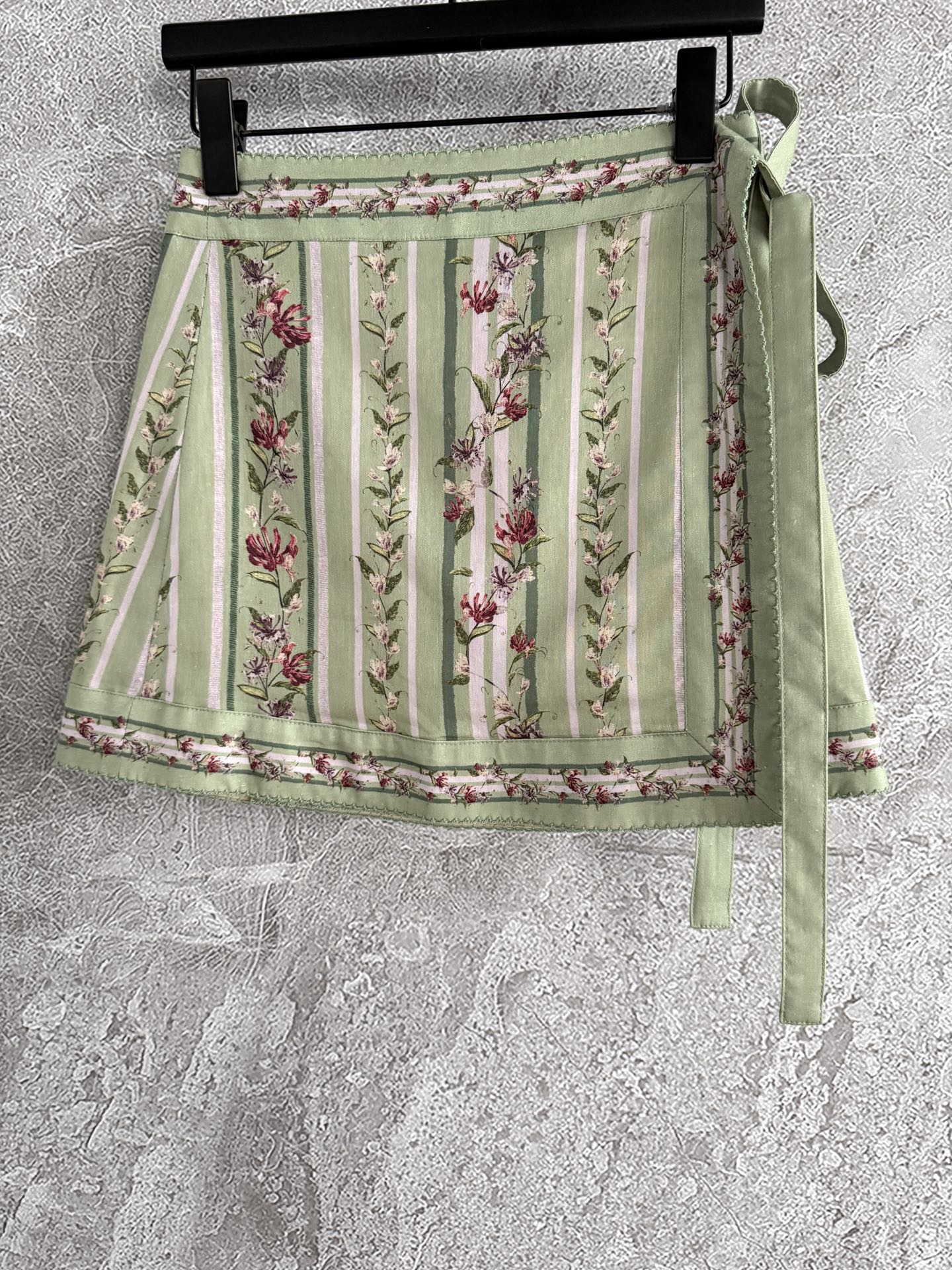 现货‼️‼️/定位花围裹半裙✨亚麻材质、一片式印花系带打结半身裙，腰间有两个纽扣固定，是围裹式的可以自己