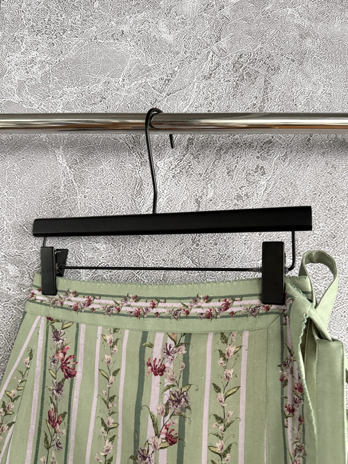 现货‼️‼️/定位花围裹半裙✨亚麻材质、一片式印花系带打结半身裙，腰间有两个纽扣固定，是围裹式的可以自己