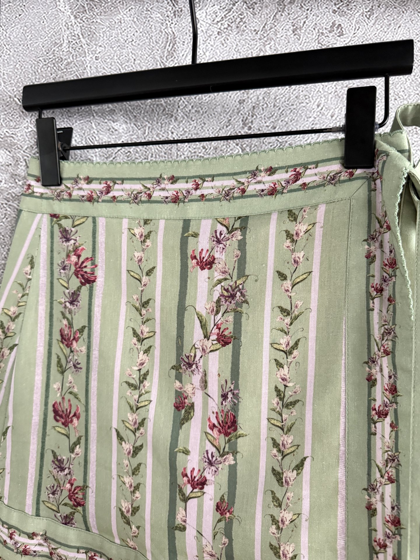 现货‼️‼️/定位花围裹半裙✨亚麻材质、一片式印花系带打结半身裙，腰间有两个纽扣固定，是围裹式的可以自己