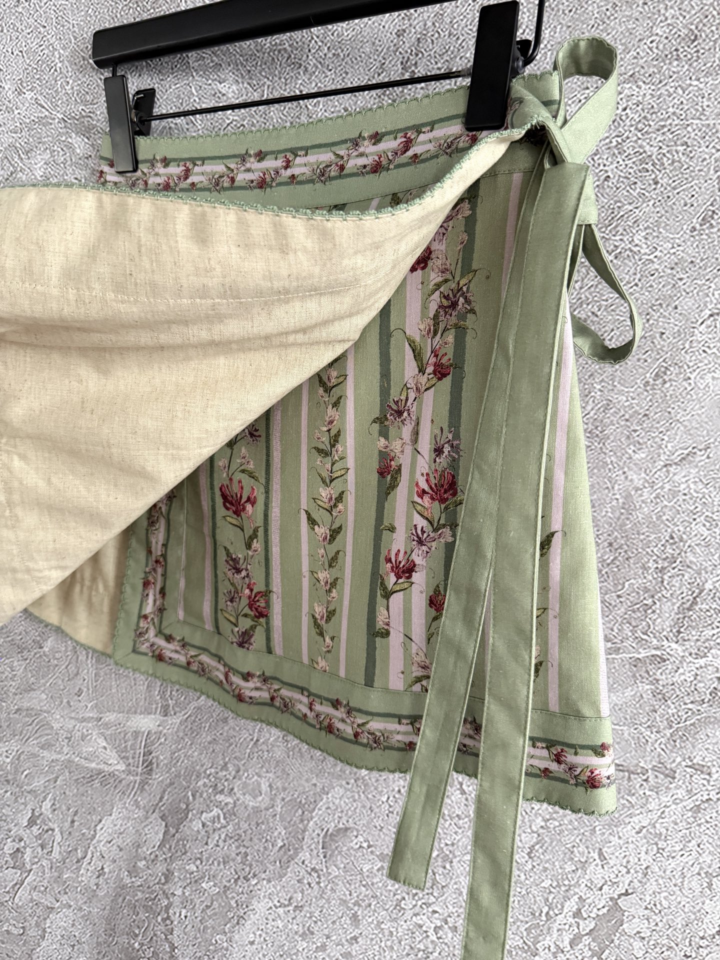 现货‼️‼️/定位花围裹半裙✨亚麻材质、一片式印花系带打结半身裙，腰间有两个纽扣固定，是围裹式的可以自己