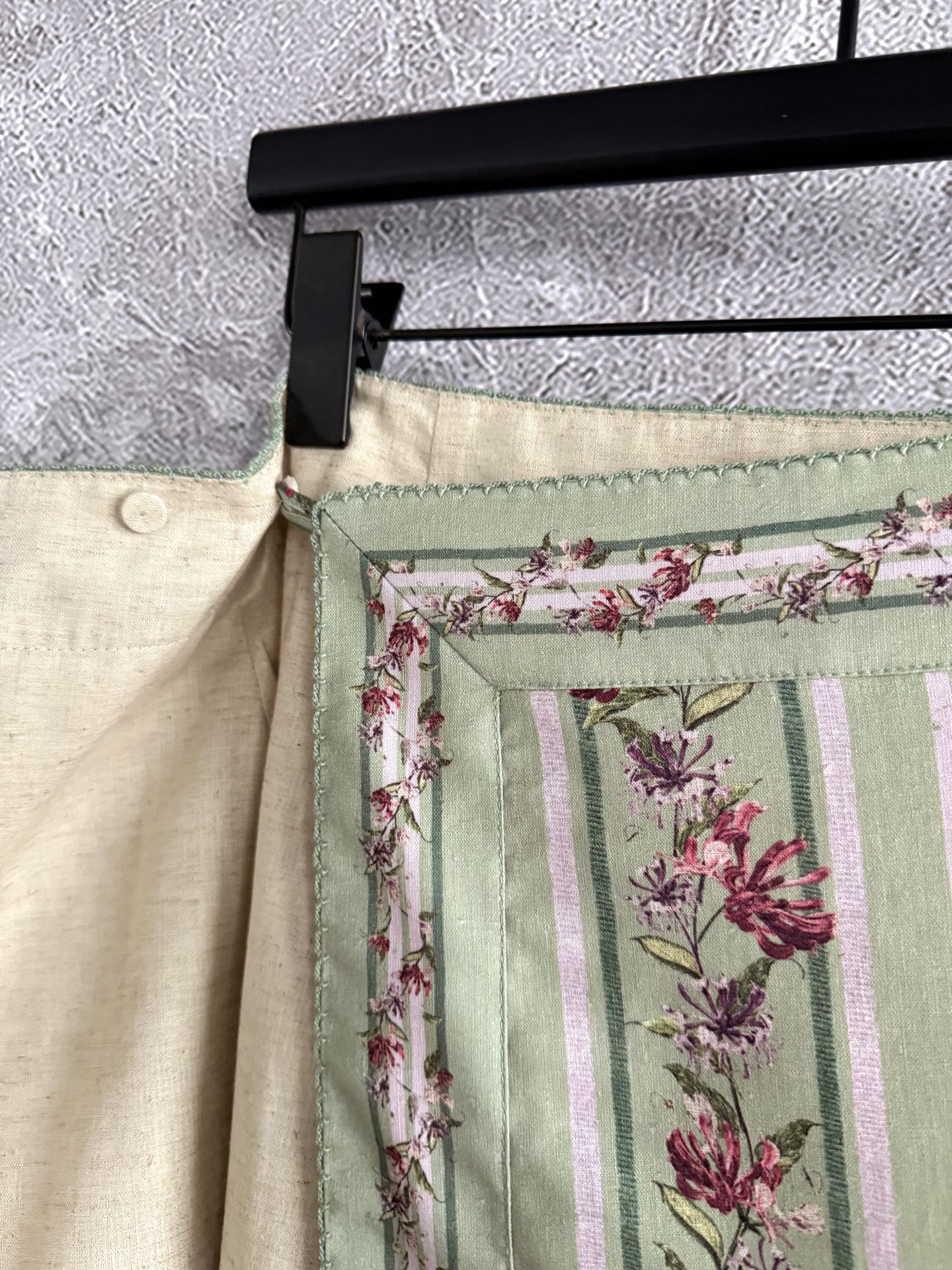 现货‼️‼️/定位花围裹半裙✨亚麻材质、一片式印花系带打结半身裙，腰间有两个纽扣固定，是围裹式的可以自己